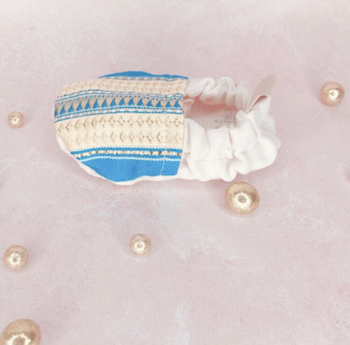 Chaussons bébé bleu ciel en tissu tunisien - Fait main