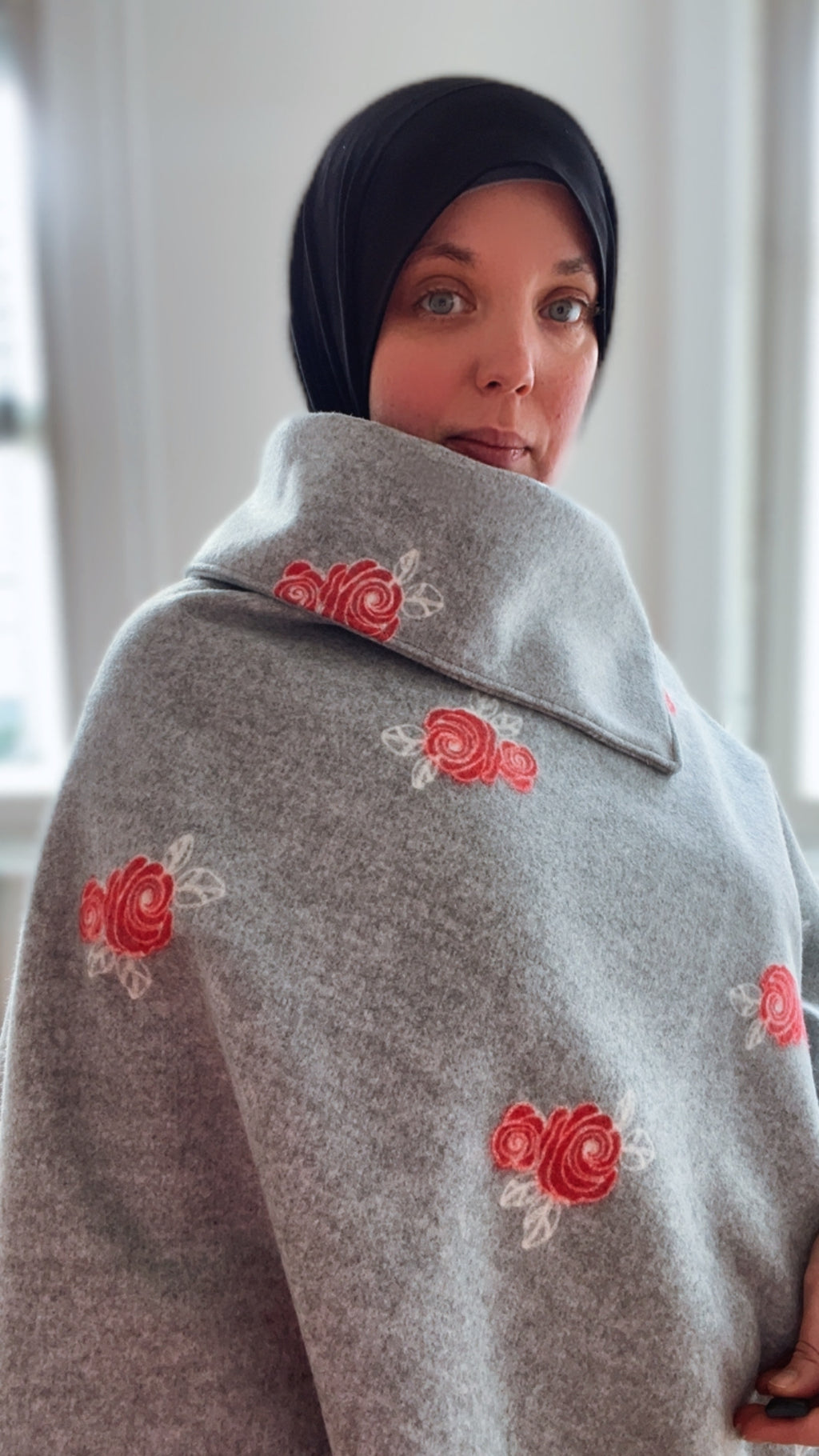 Rosalie- Pull Cape Femme – Gris Caban avec Roses Rouges | Made in France