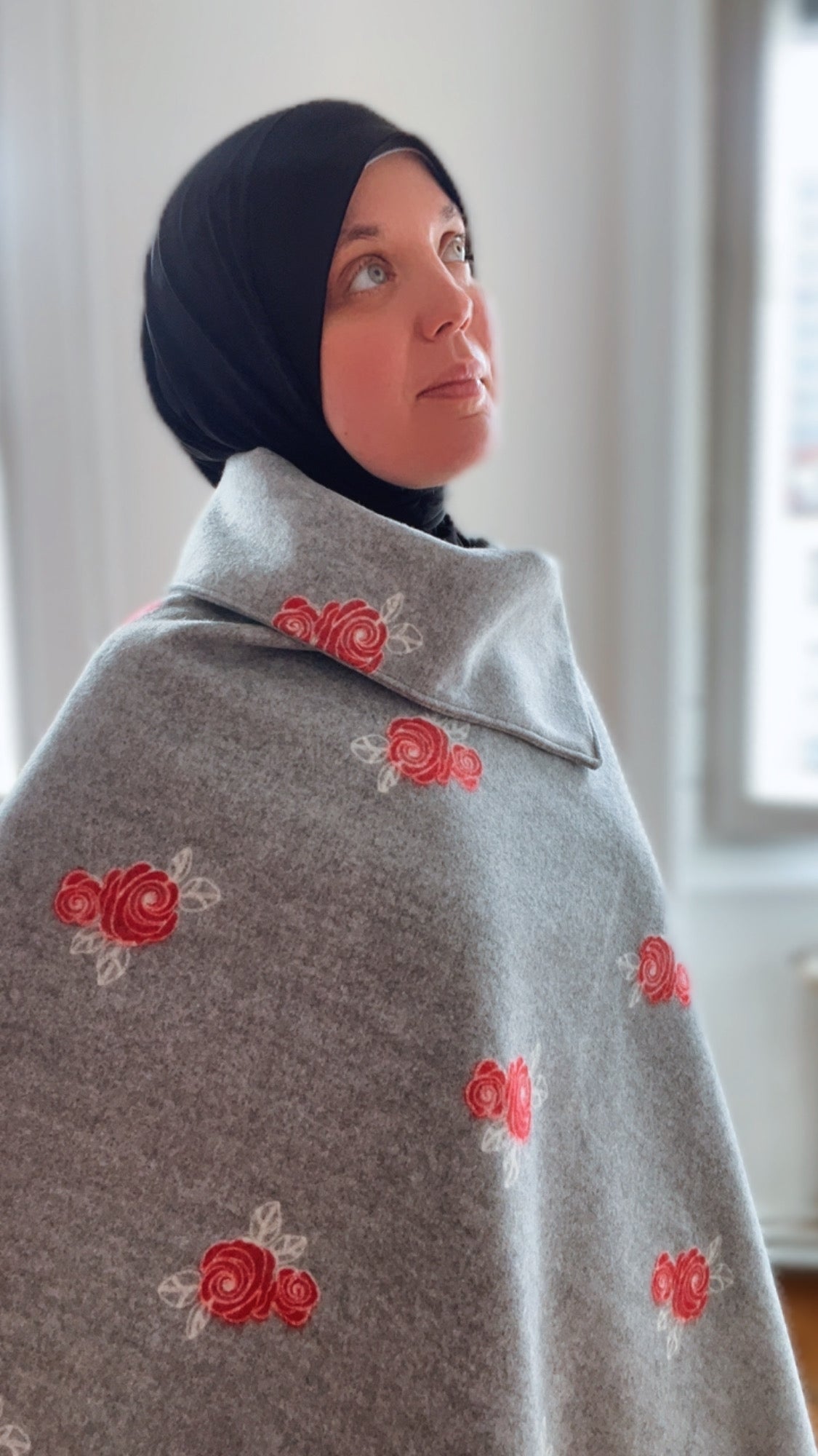 Rosalie- Pull Cape Femme – Gris Caban avec Roses Rouges | Made in France