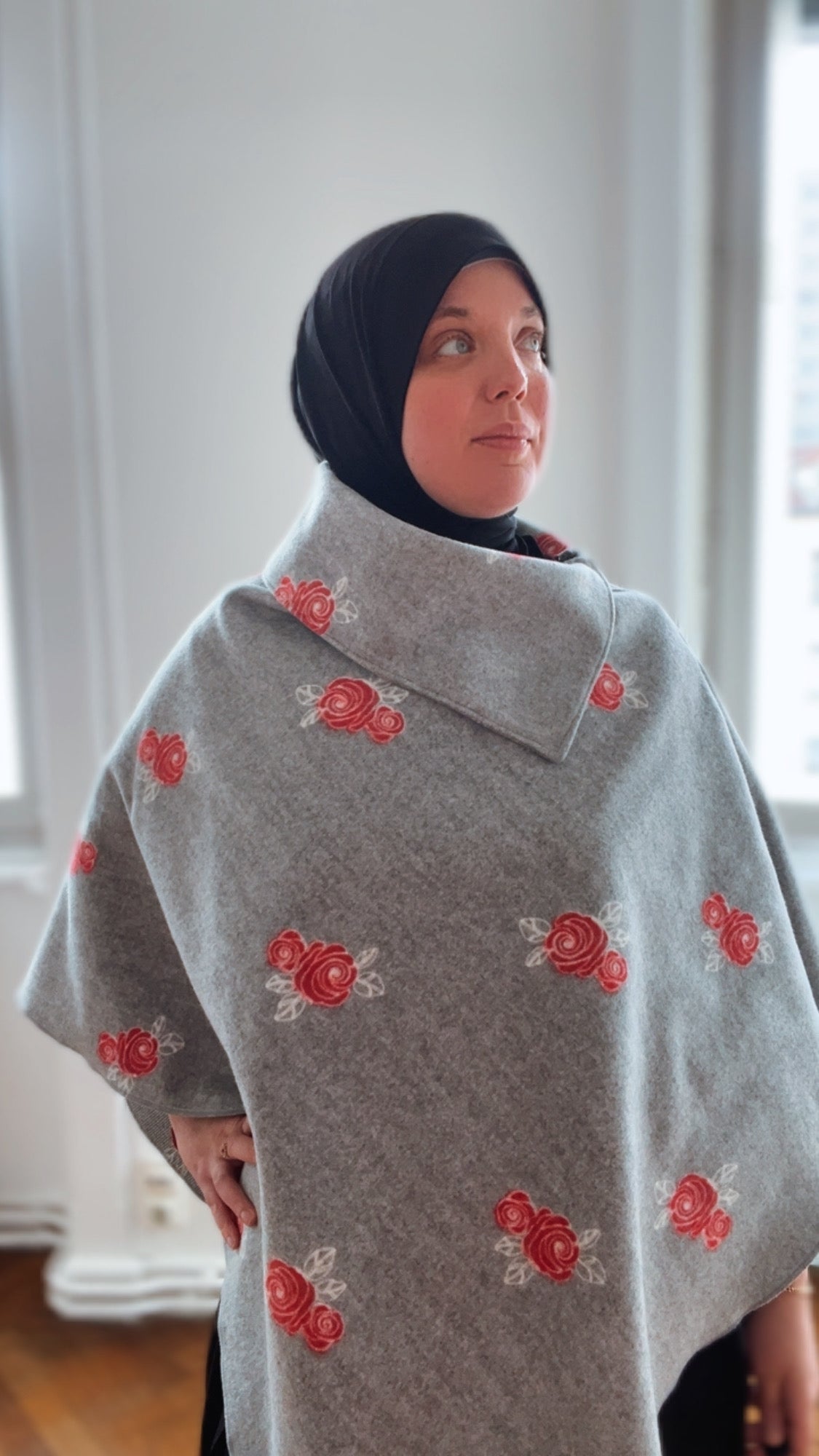 Rosalie- Pull Cape Femme – Gris Caban avec Roses Rouges | Made in France