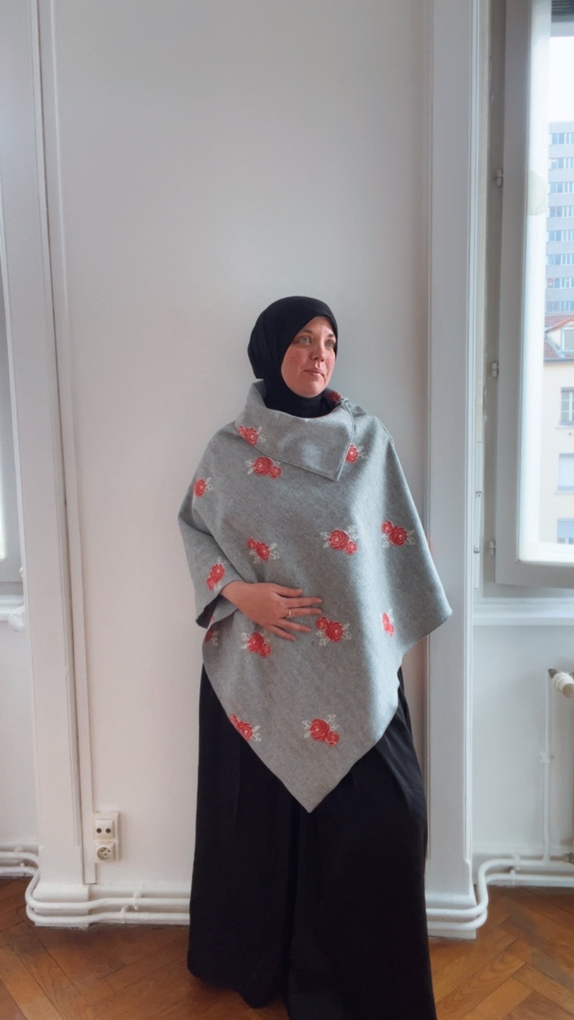 Rosalie- Pull Cape Femme – Gris Caban avec Roses Rouges | Made in France