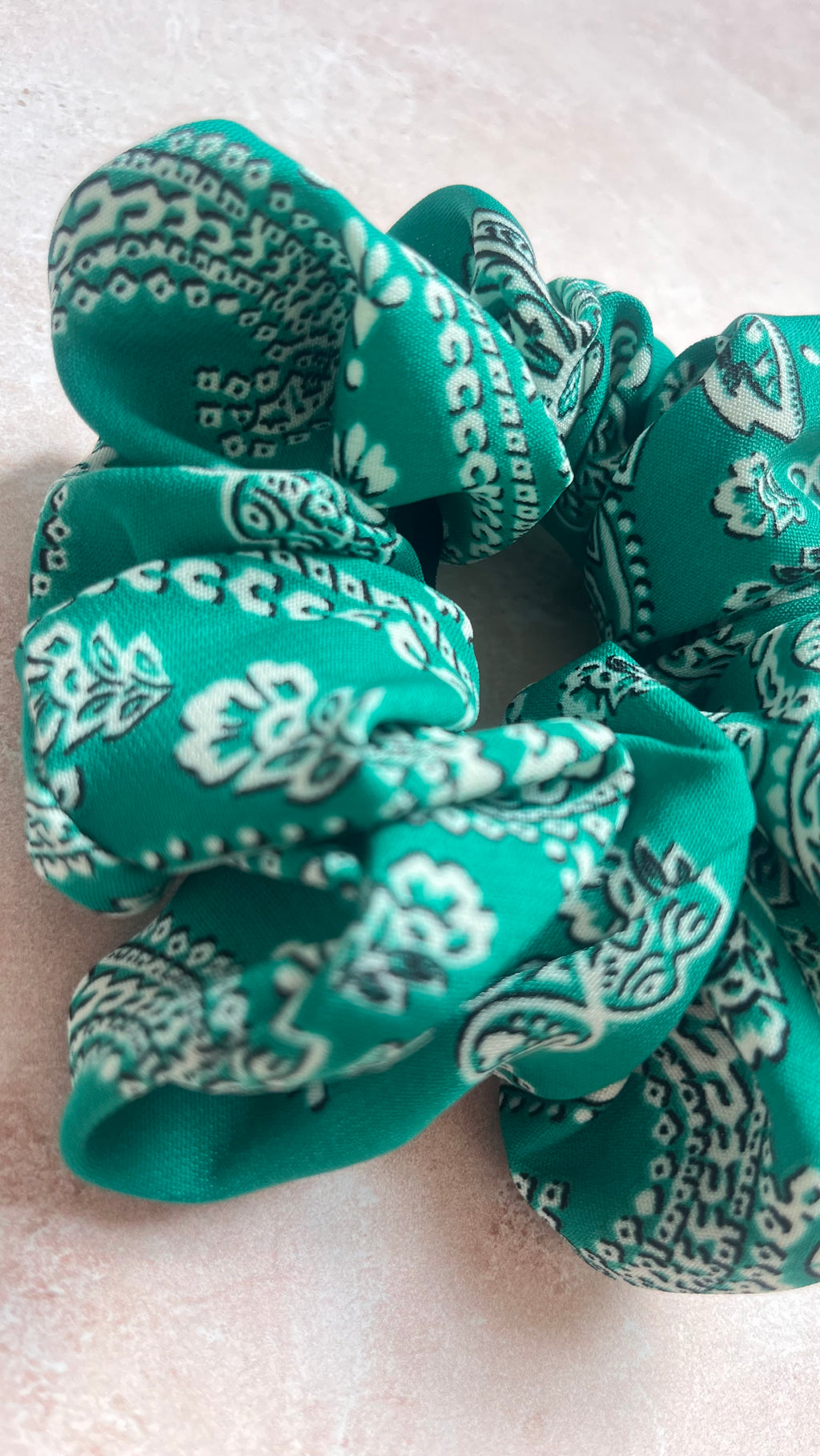 Chouchou cheveux en tissu – Maintien confortable sans casser