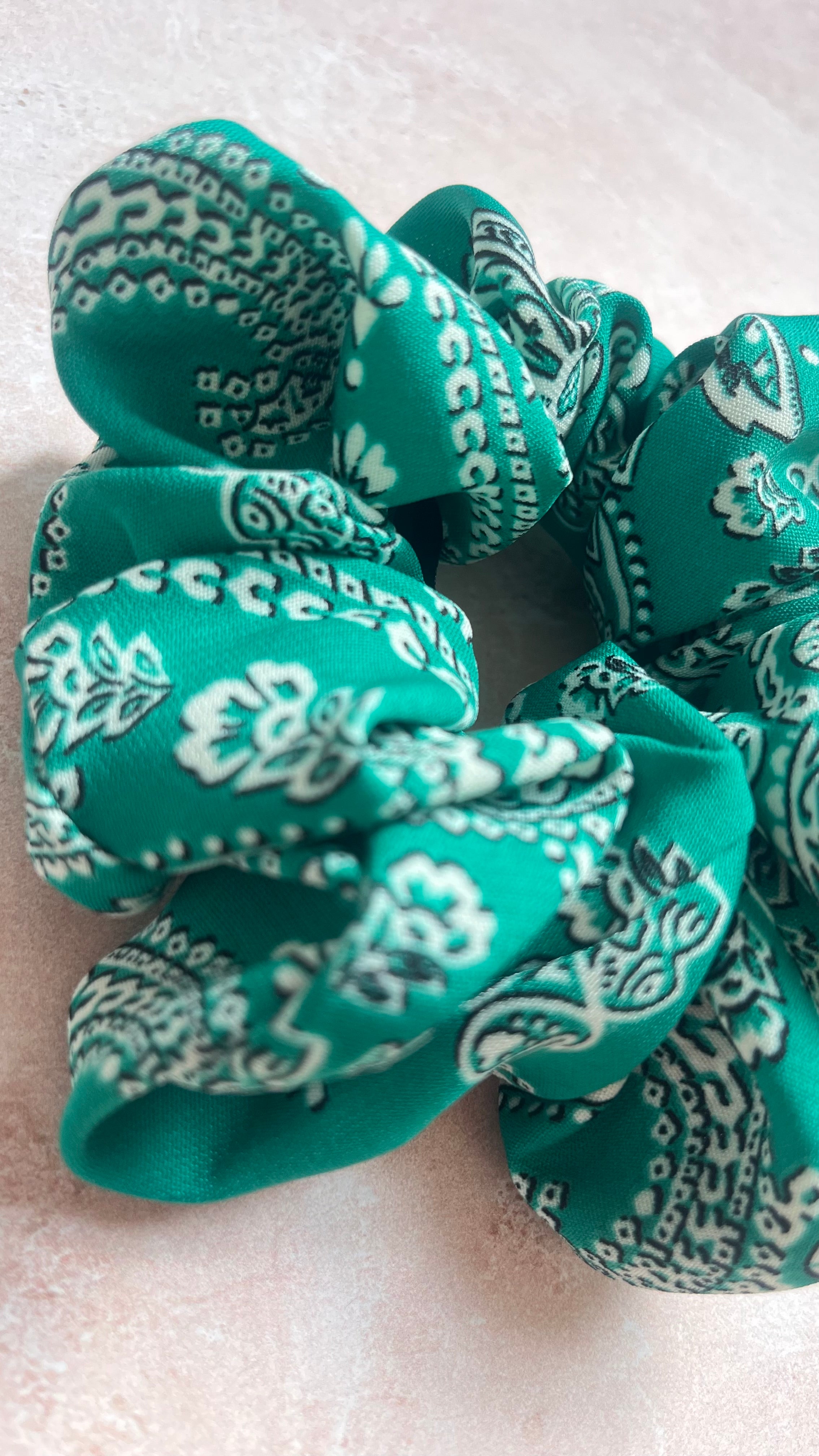 Chouchou cheveux en tissu – Maintien confortable sans casser