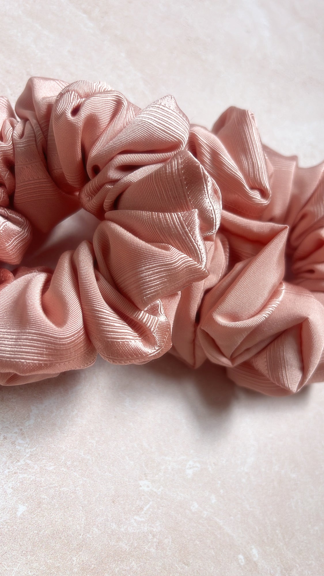 Chouchou cheveux en tissu – Maintien confortable sans casser