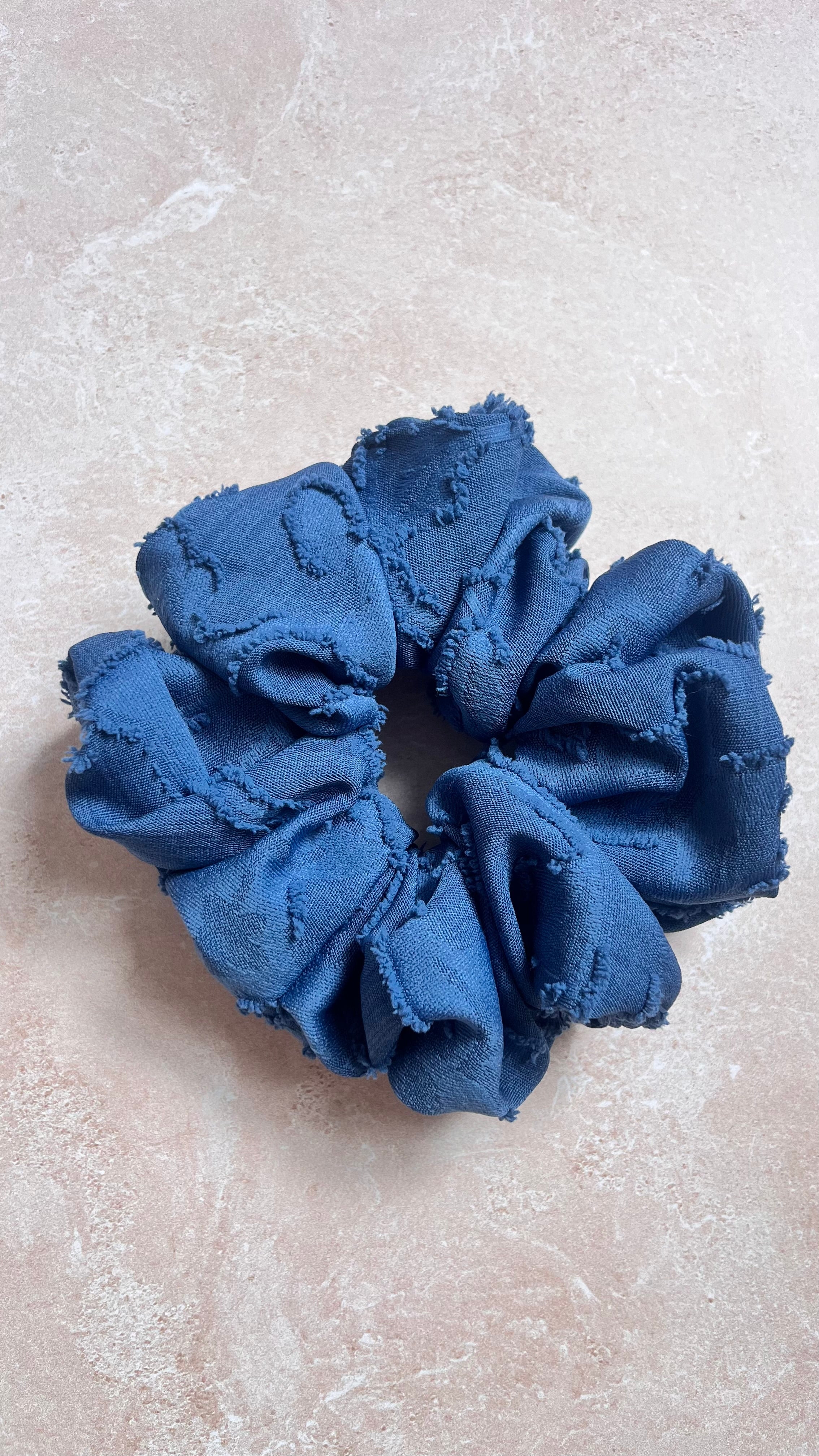 Chouchou cheveux en tissu – Maintien confortable sans casser