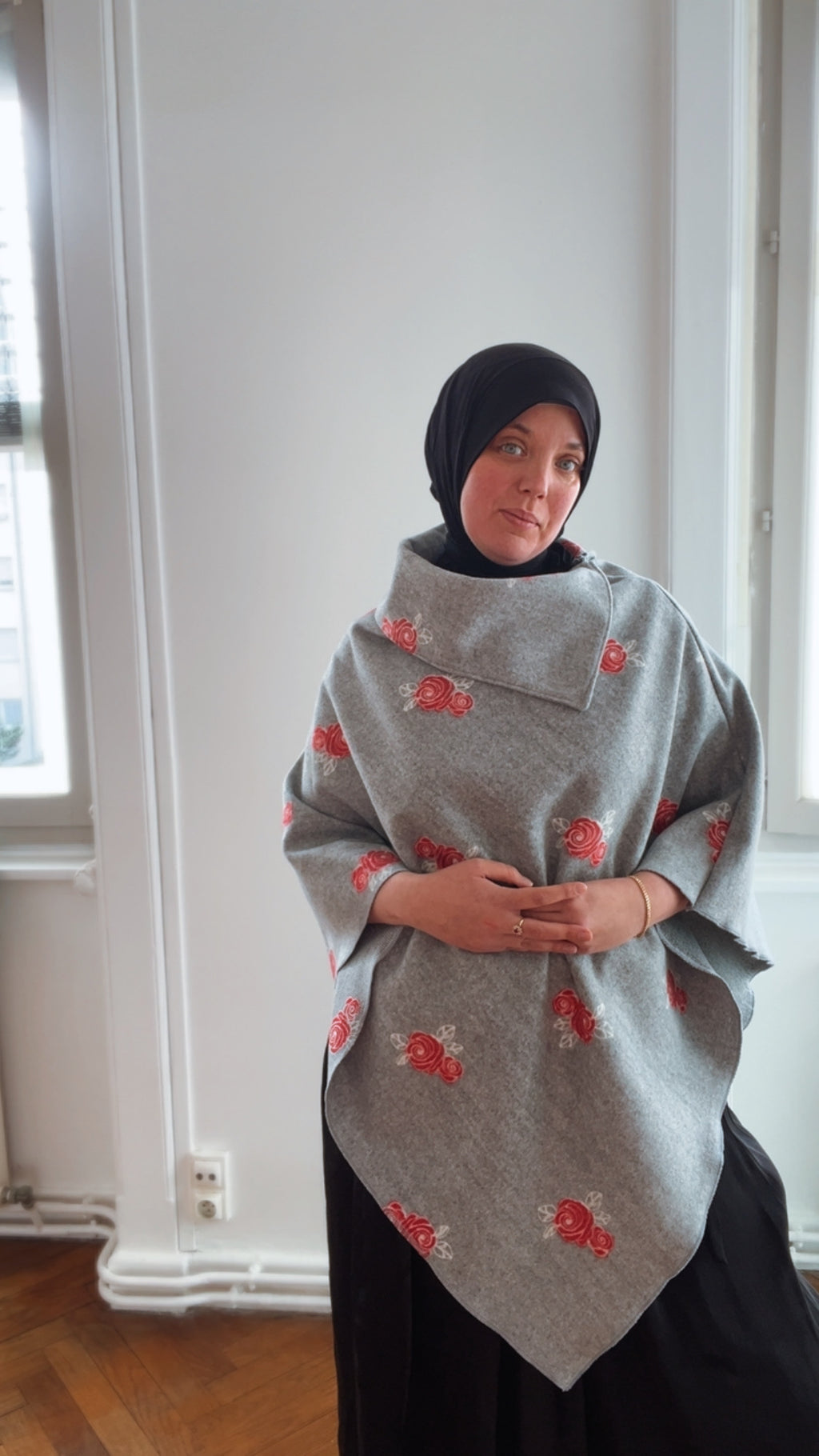 Rosalie- Pull Cape Femme – Gris Caban avec Roses Rouges | Made in France