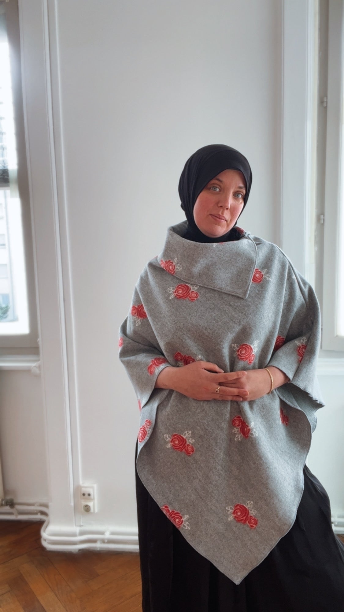 Rosalie- Pull Cape Femme – Gris Caban avec Roses Rouges | Made in France