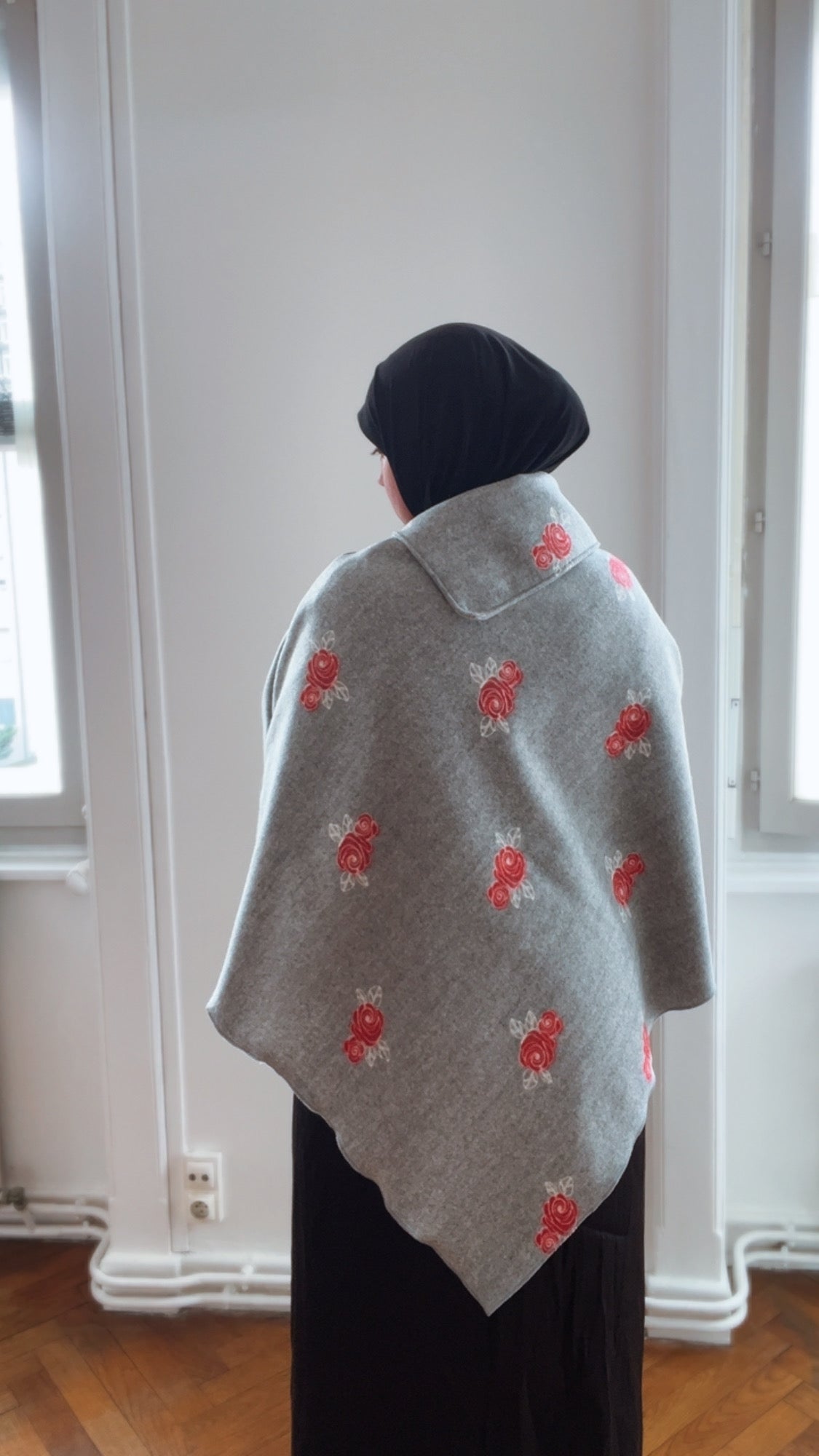 Rosalie- Pull Cape Femme – Gris Caban avec Roses Rouges | Made in France
