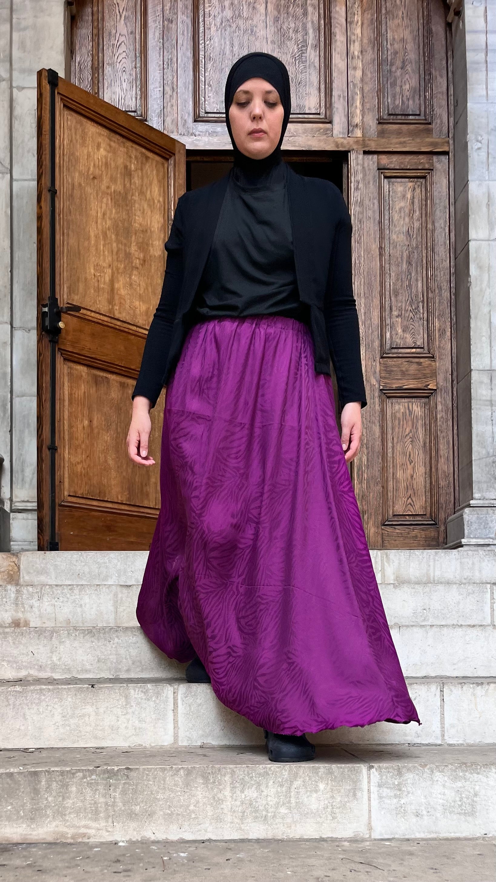 Jupe longue Salta – Satin jacquard violet, taille élastique, semi sur mesure – Du 36 au 52 – Made in France