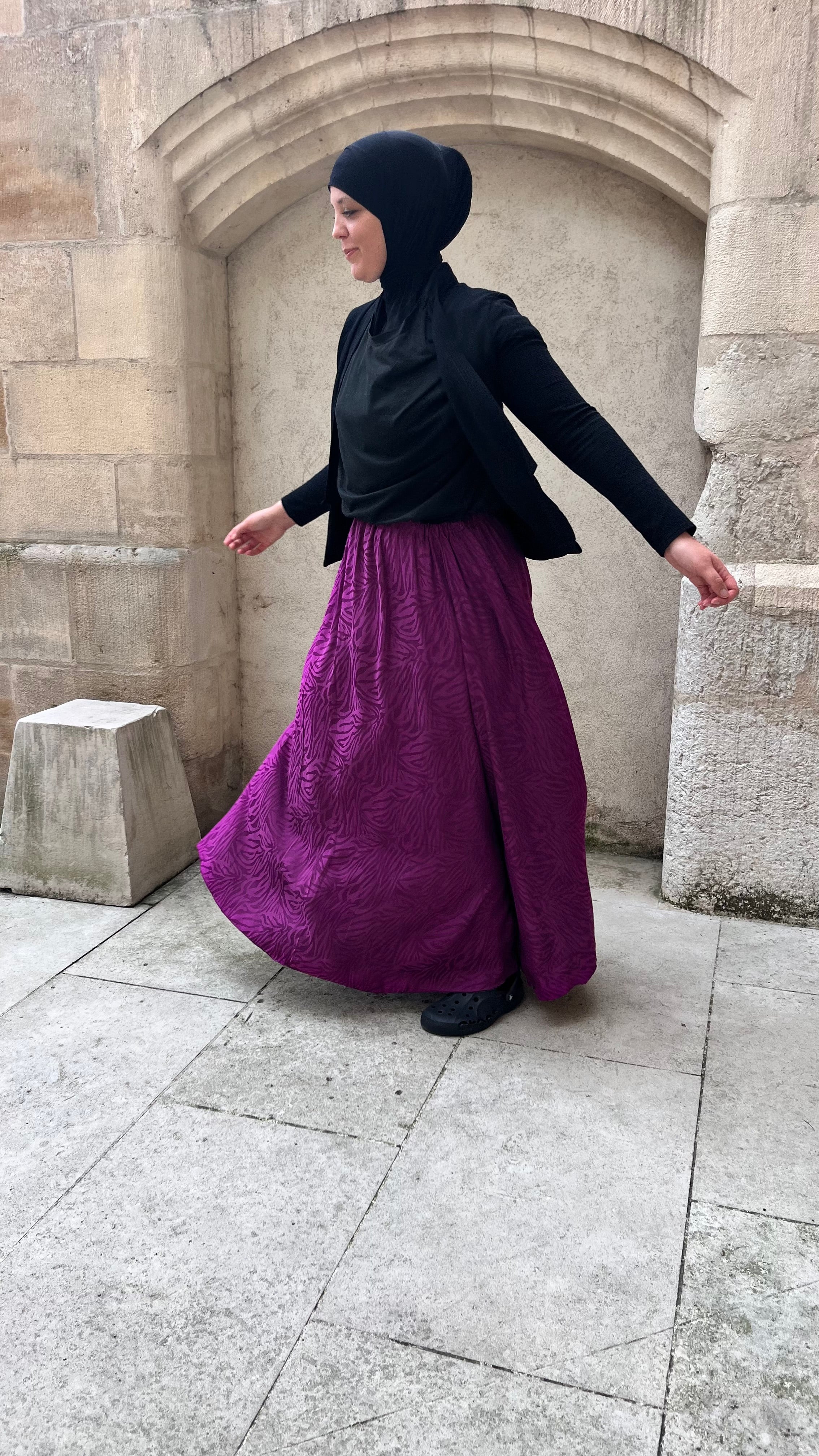 Jupe longue Salta – Satin jacquard violet, taille élastique, semi sur mesure – Du 36 au 52 – Made in France