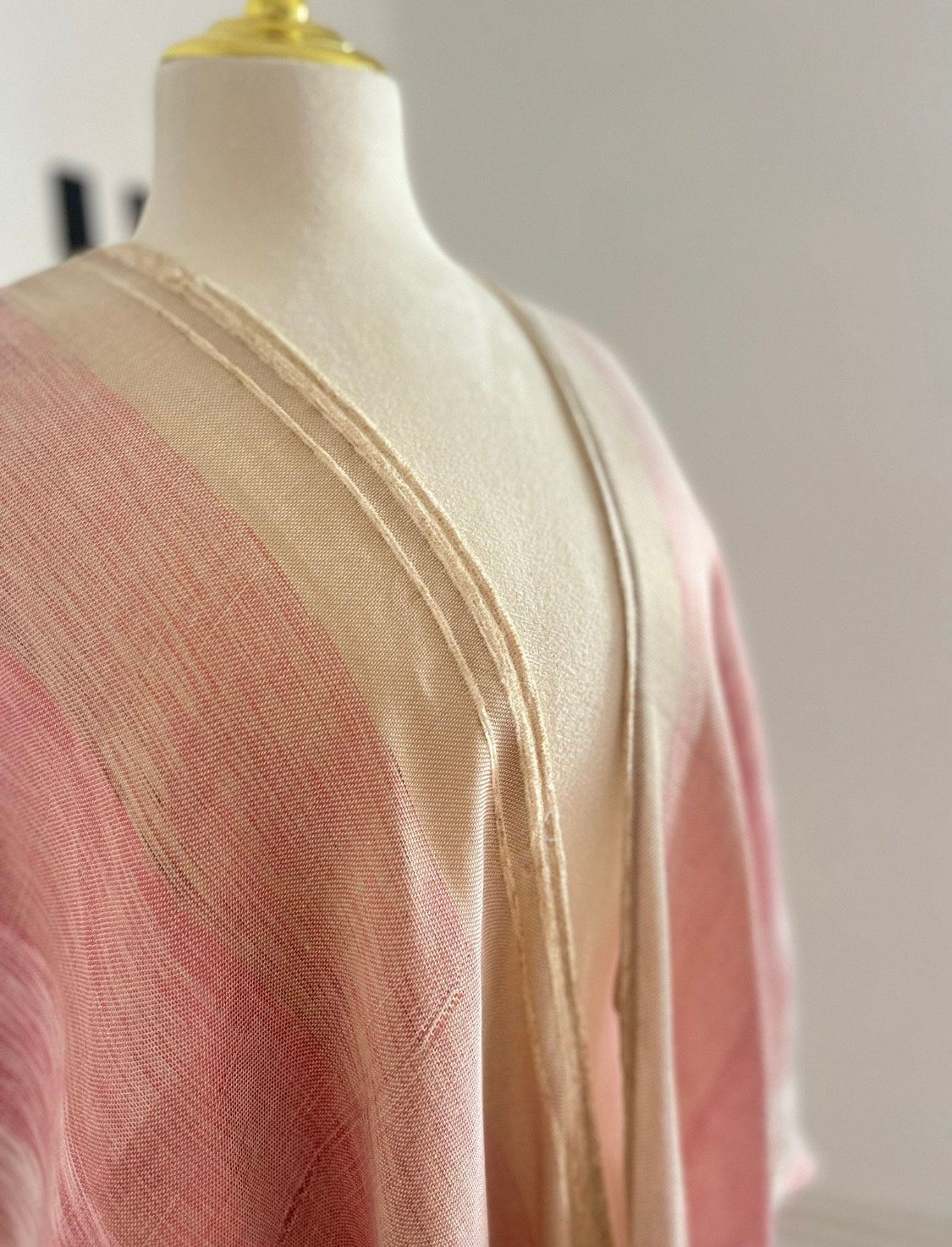 Kimono court modeste rose en tissu de Fès, confection artisanale, coupe fluide type farasha, made in France.
