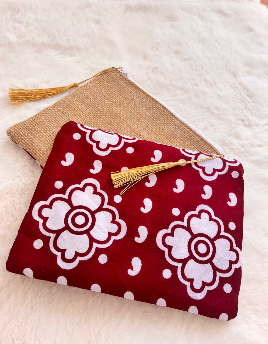 Pochette Rihla Pocket en jute et tissu comorien, accessoire artisanal coloré, modèle unique avec pompon, inspiration traditionnelle des Comores.