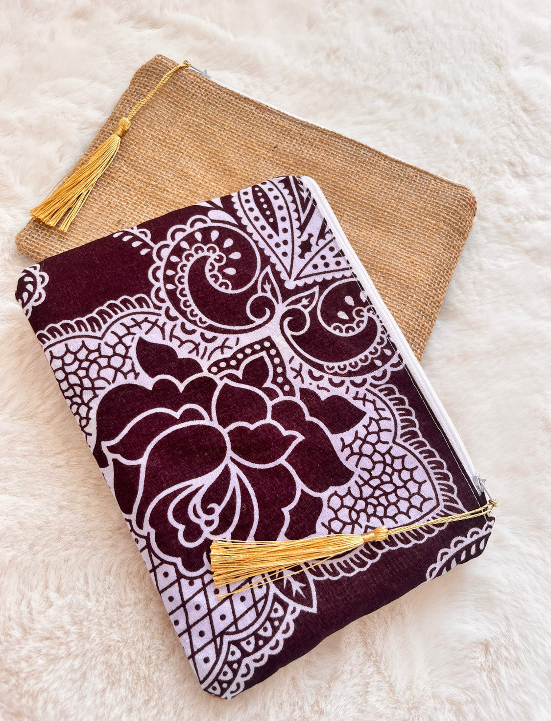 Pochette Rihla Pocket en jute et tissu comorien, accessoire artisanal coloré, modèle unique avec pompon, inspiration traditionnelle des Comores