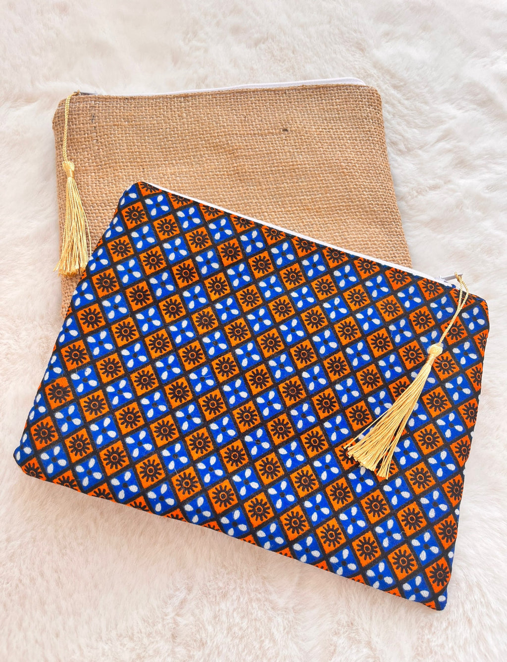 Pochette Rihla Pocket en jute et tissu comorien, accessoire artisanal coloré, modèle unique avec pompon, inspiration traditionnelle des Comores.
