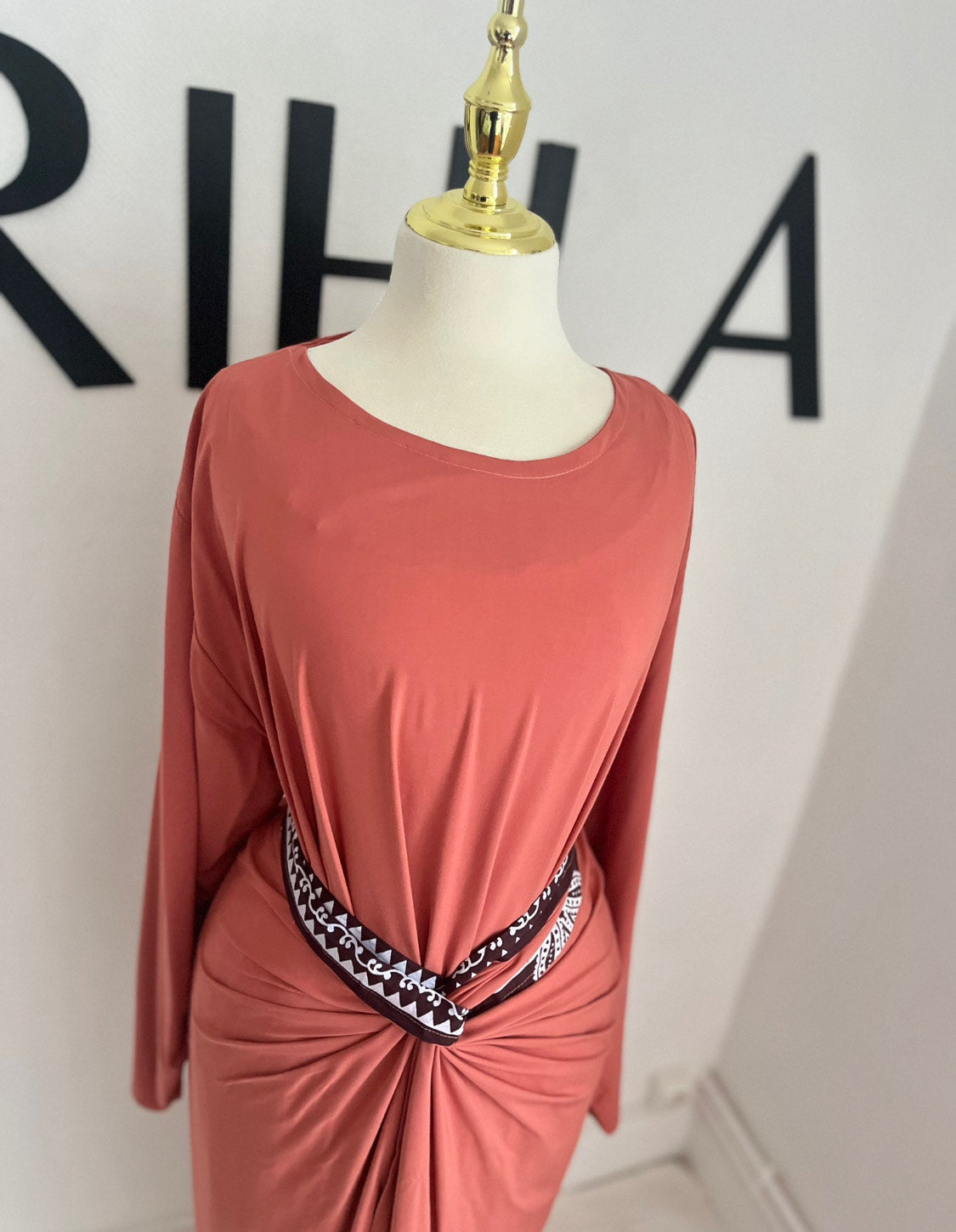 Set Domoni composé d’une robe longue fluide et d’une jupette à nouer avec ceinture en tissu comorien