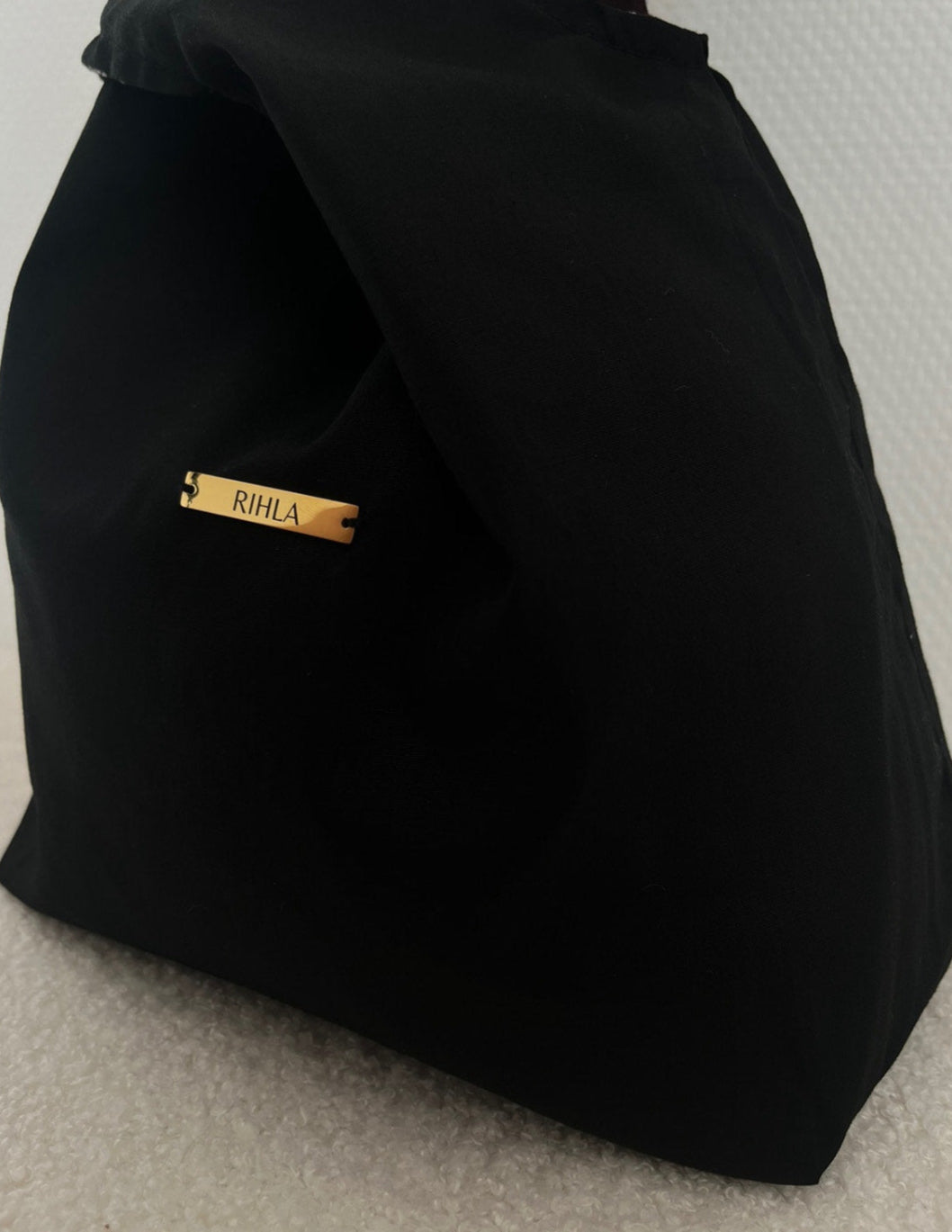 Sac RIHLA réversible noir en gaze de coton porté à la main – accessoire mode minimaliste et éthique fabriqué en France