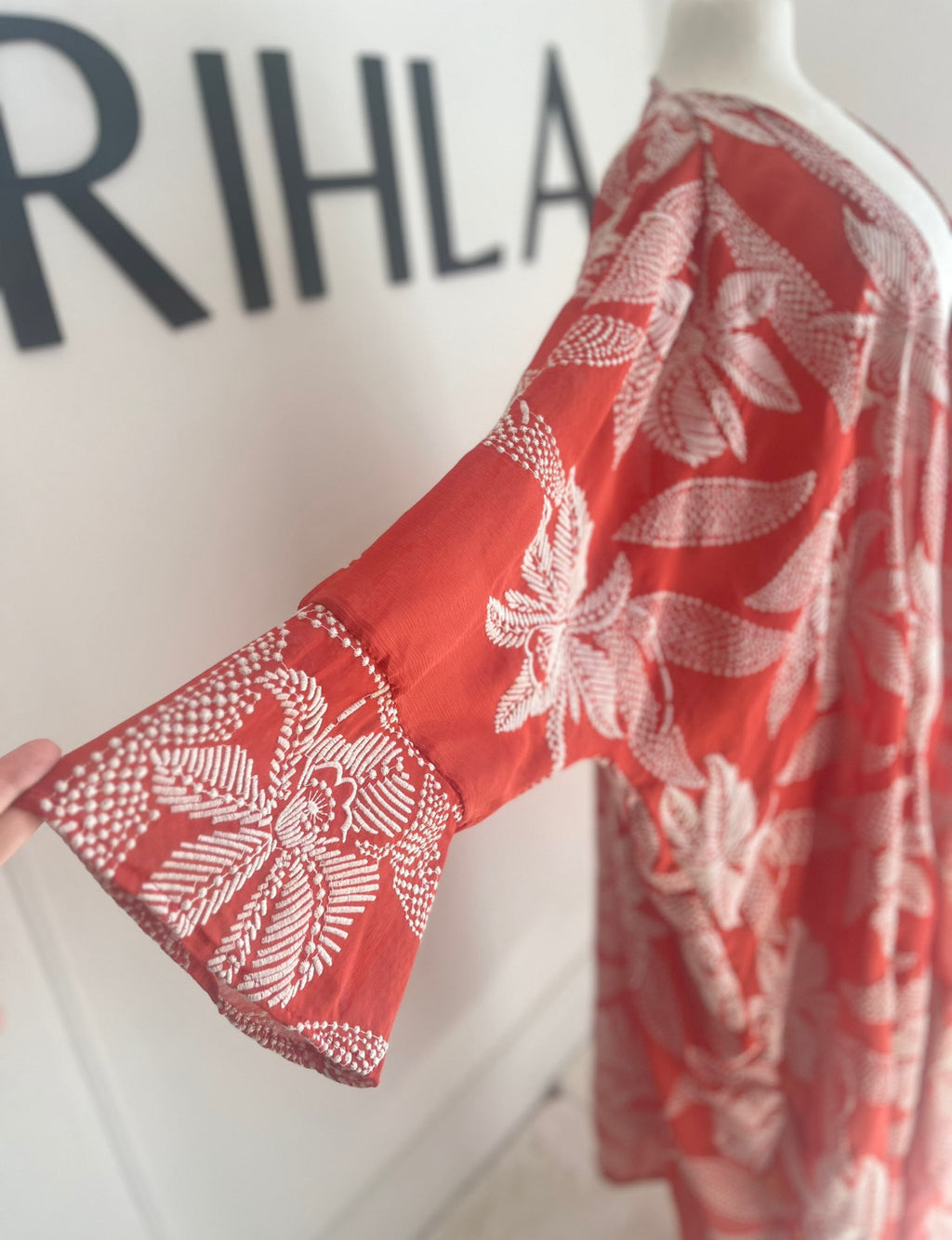 Kimono Moroni orangé, broderies florales crème, coupe farasha fluide, mode modeste, tissu recyclé, fabriqué en France.