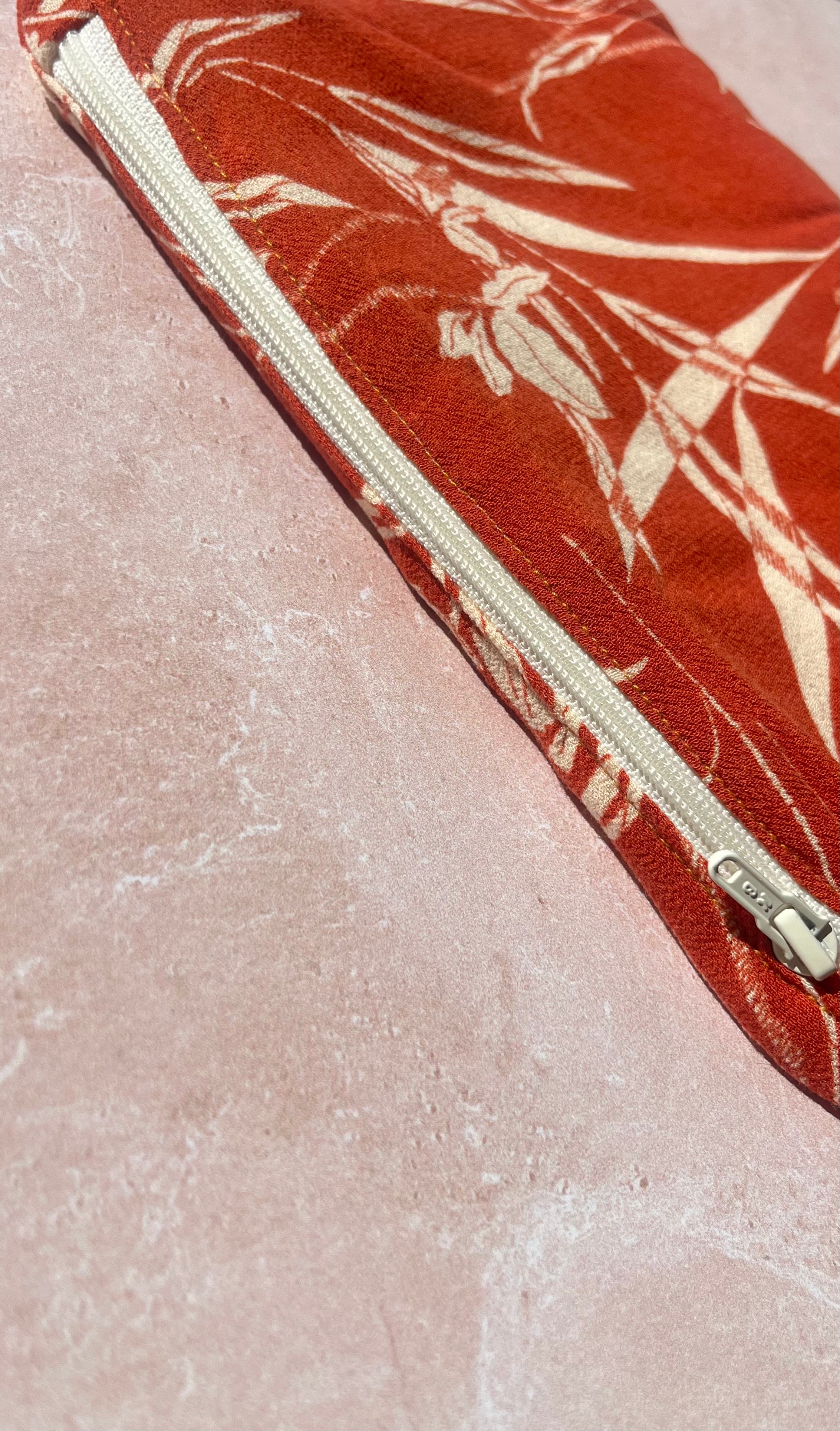 Détail du zip crème de la pochette Miskolc