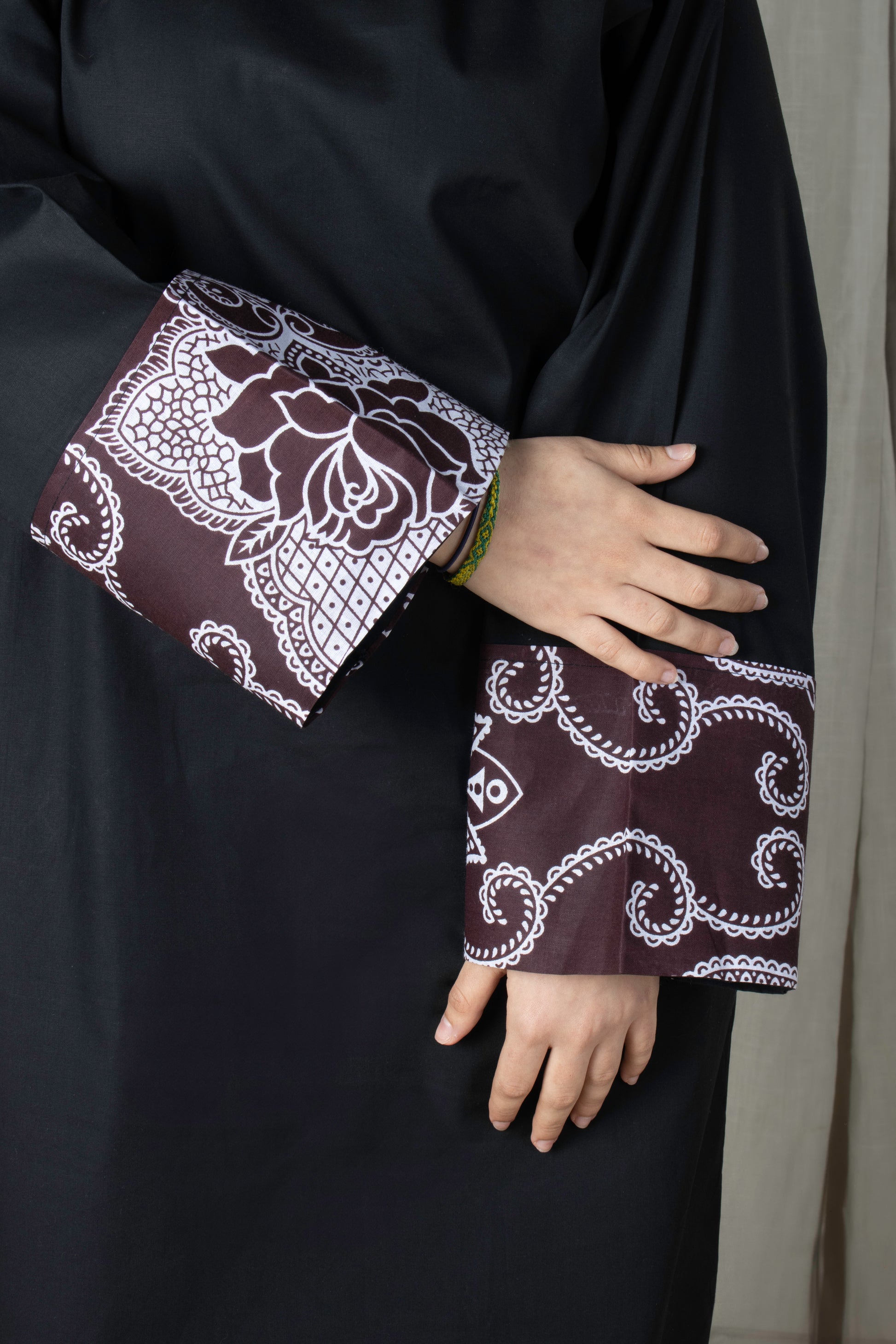 Robe noire droite en coton avec poignets en tissu comorien marron – Iconi I