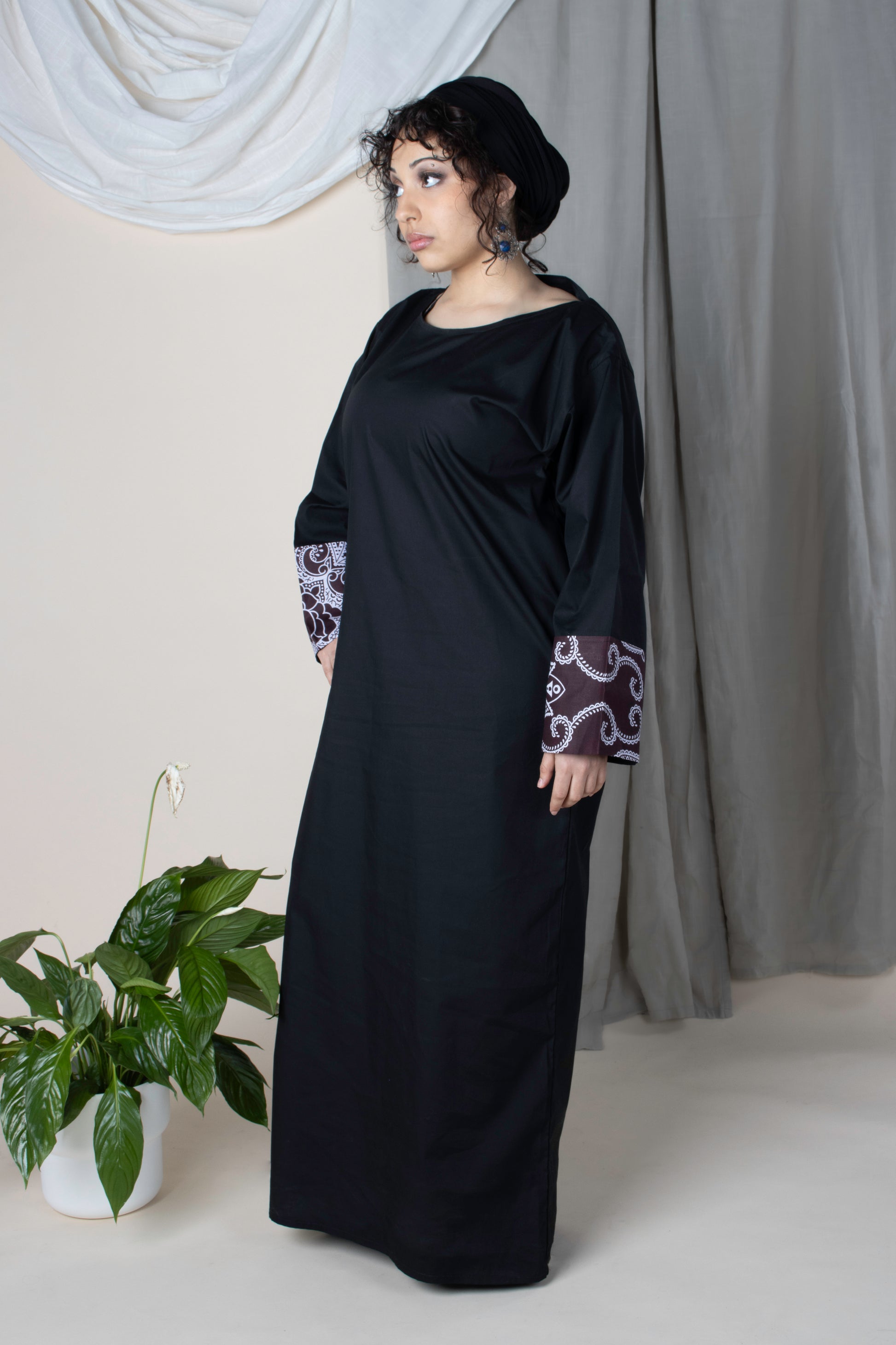 Robe noire droite en coton avec poignets en tissu comorien marron – Iconi I
