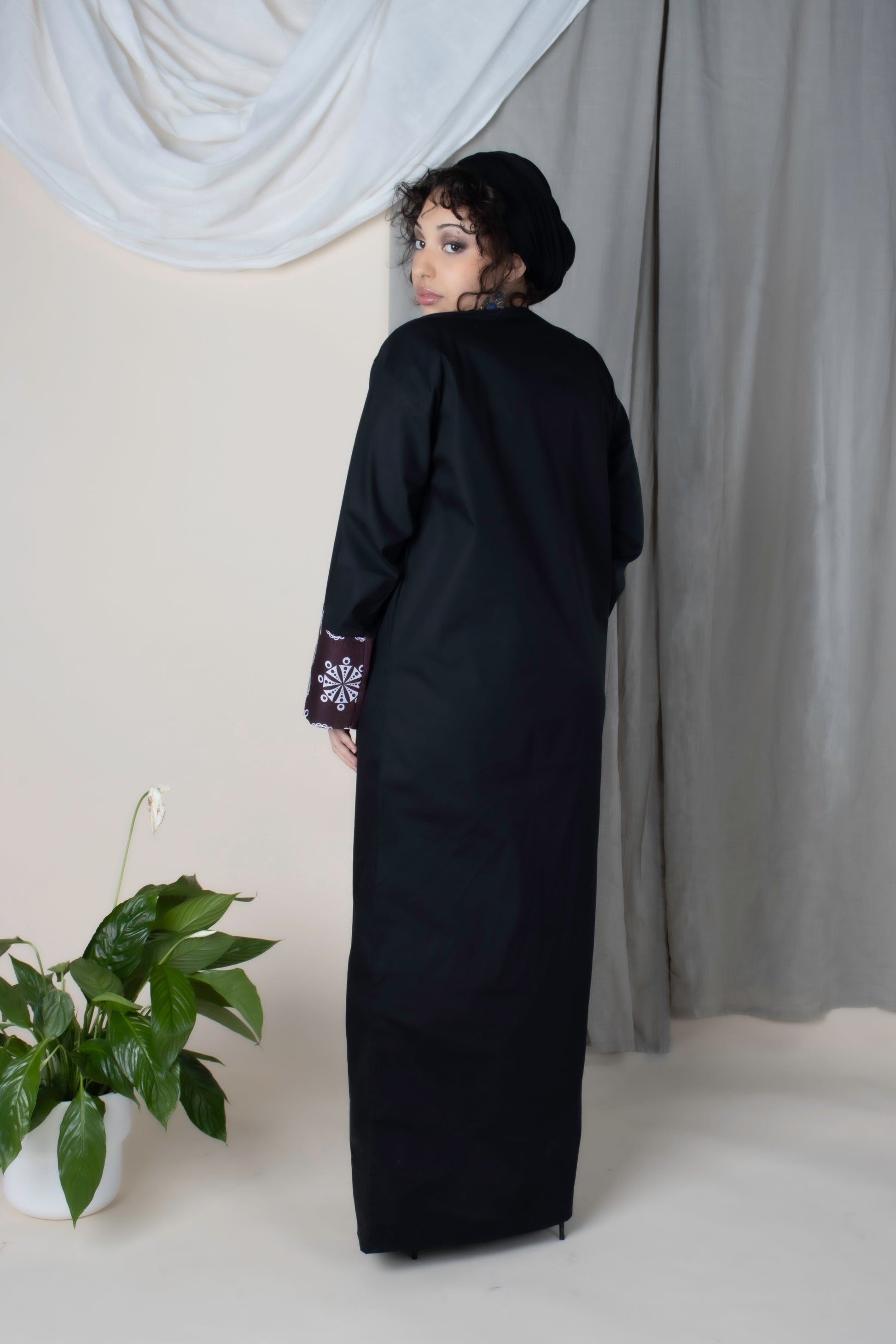 Robe noire droite en coton avec poignets en tissu comorien marron – Iconi I