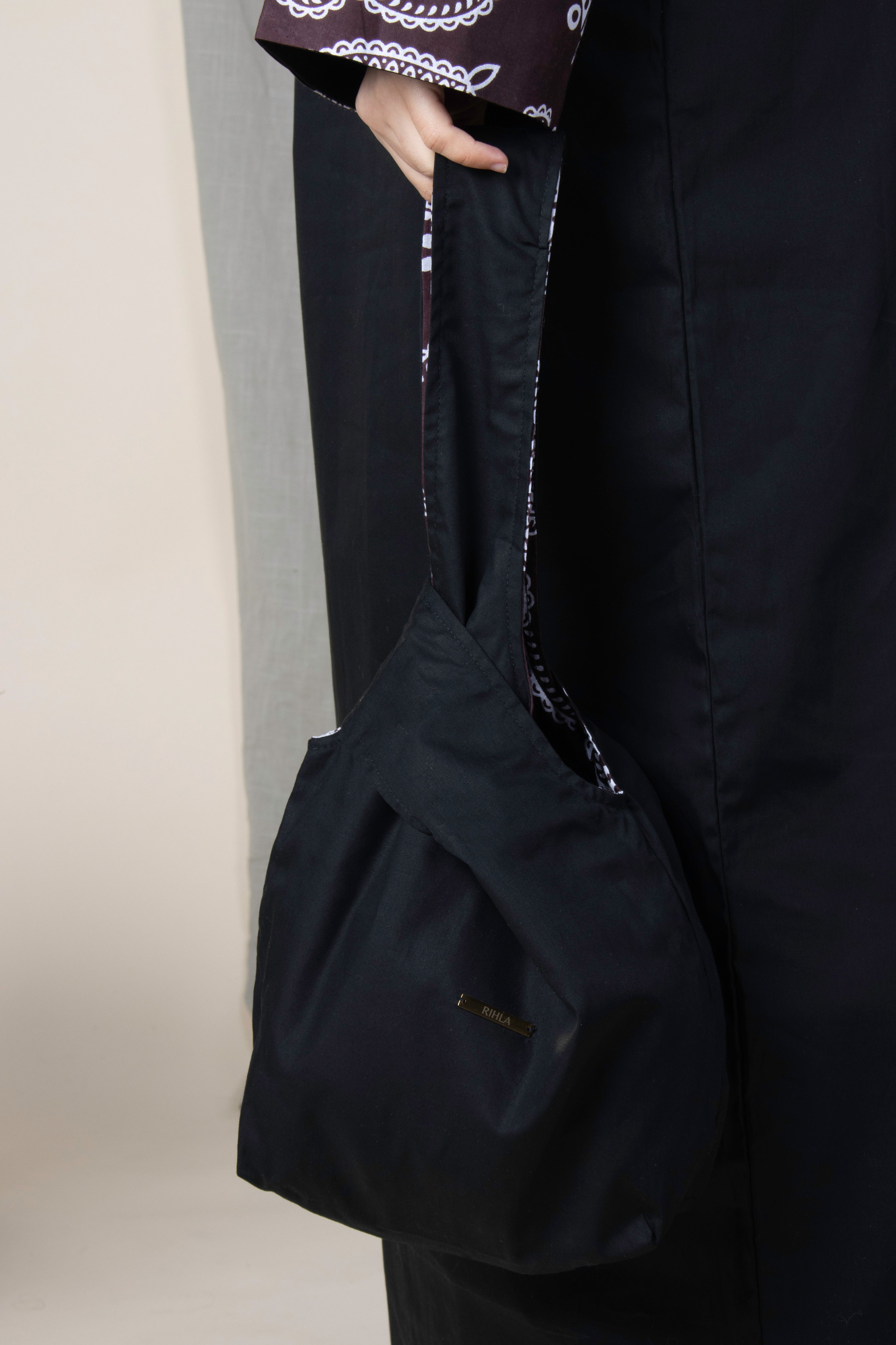 Sac réversible RIHLA en coton noir et tissu comorien marron porté à la main – mode éthique et artisanale made in France