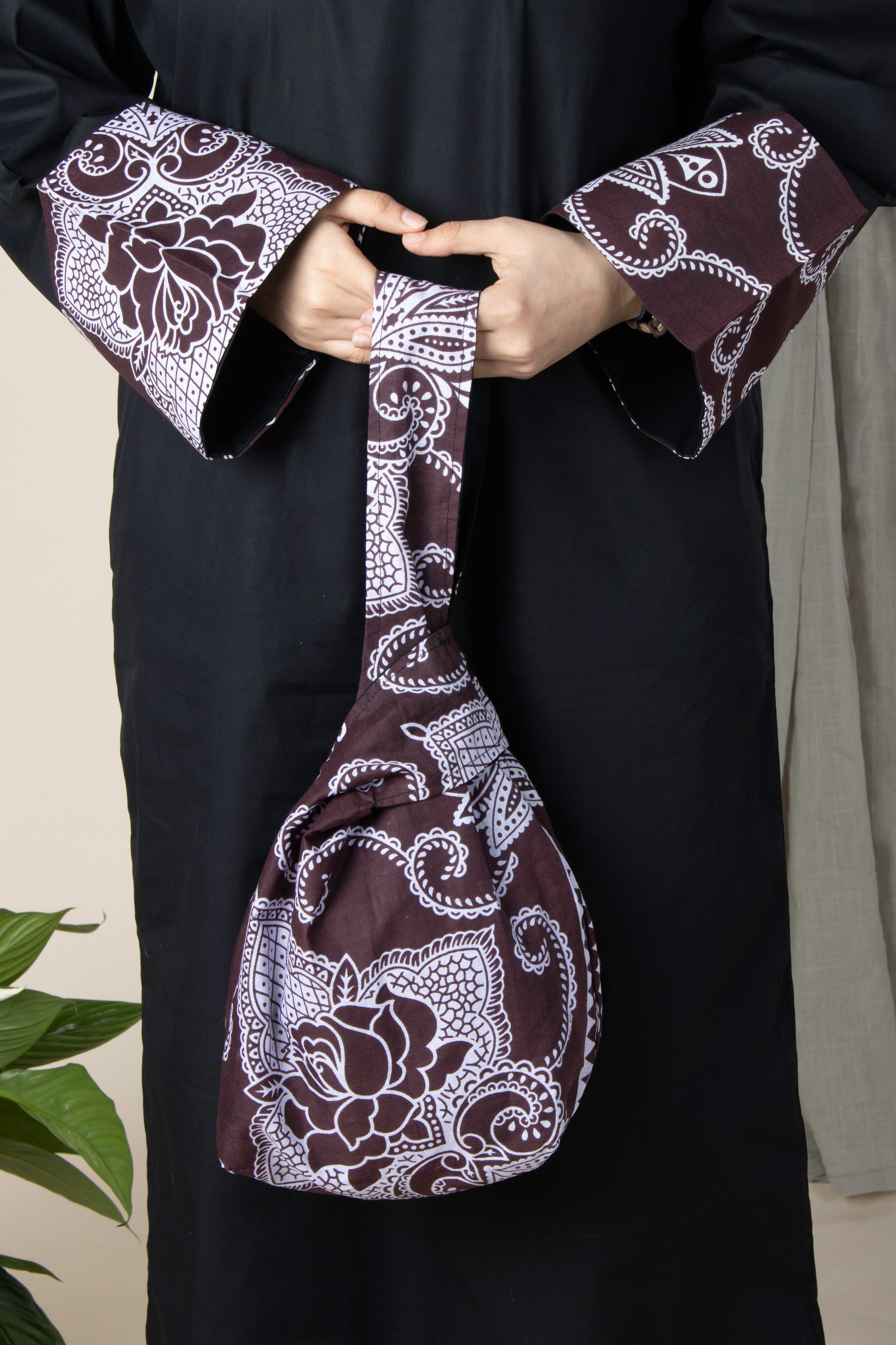 Sac réversible RIHLA en coton noir et tissu comorien marron porté à la main – mode éthique et artisanale made in France