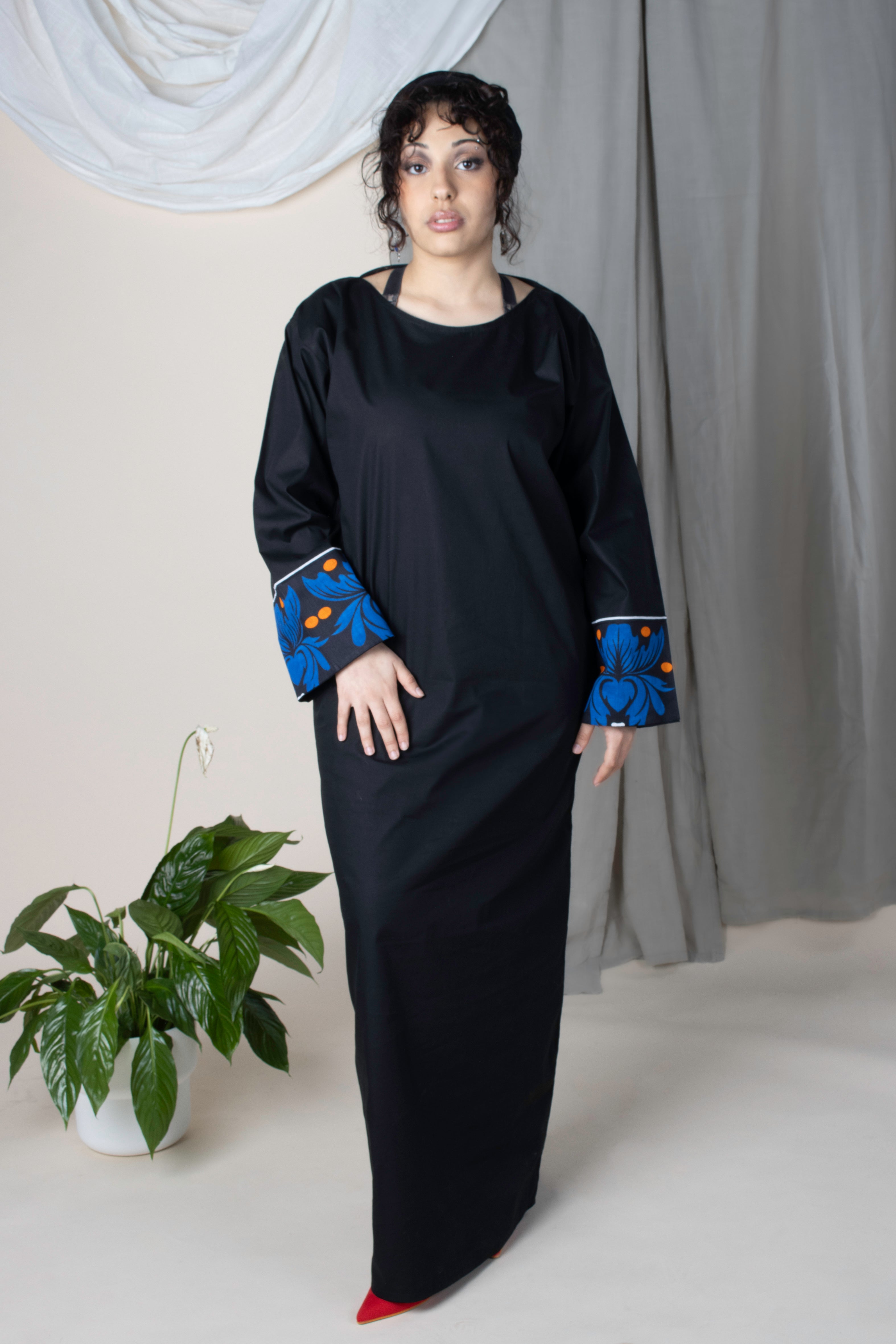 Robe noire en coton Iconi II avec poignets en tissu comorien fleuri bleu