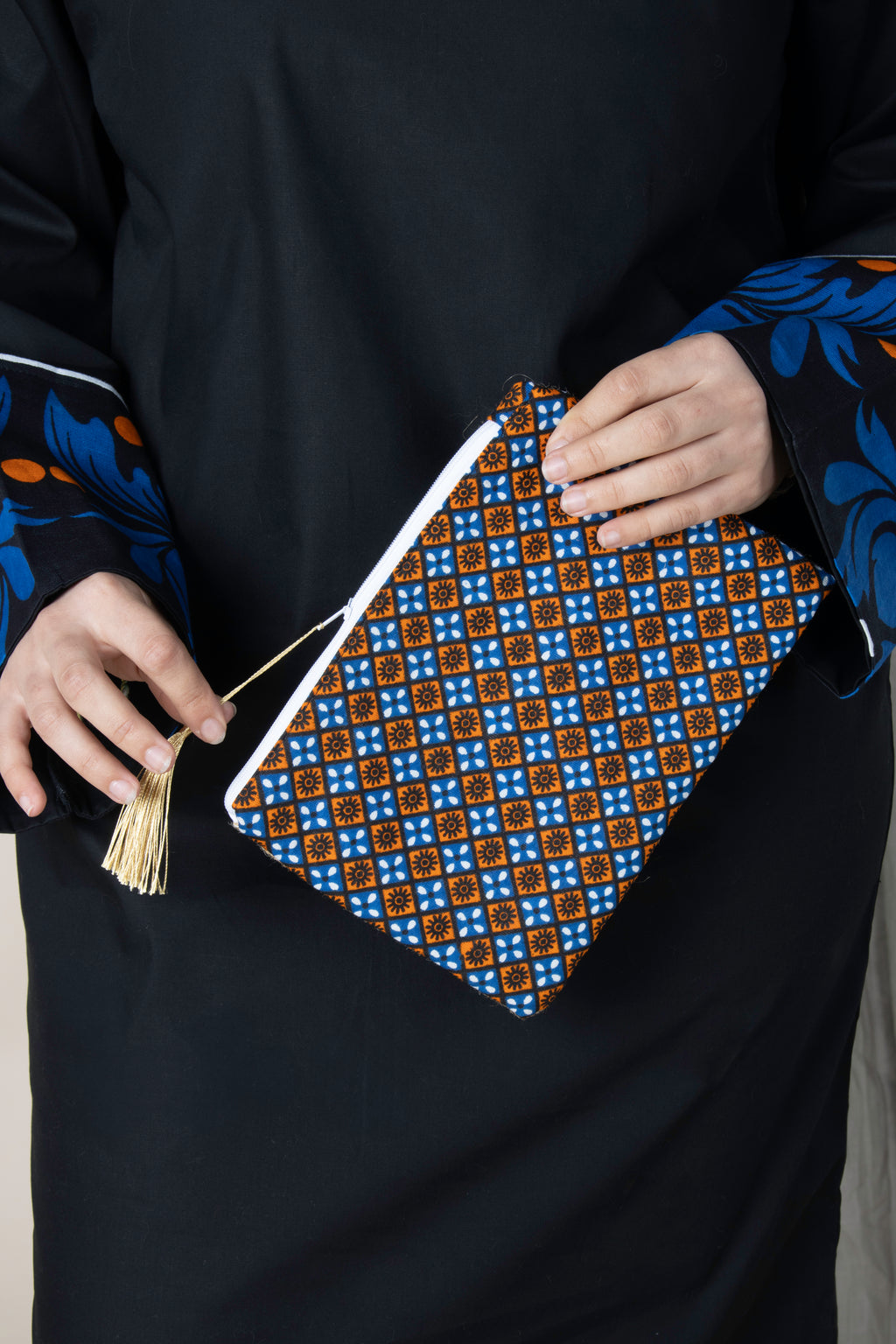 Pochette Rihla Pocket en jute et tissu comorien, accessoire artisanal coloré, modèle unique avec pompon, inspiration traditionnelle des Comores.