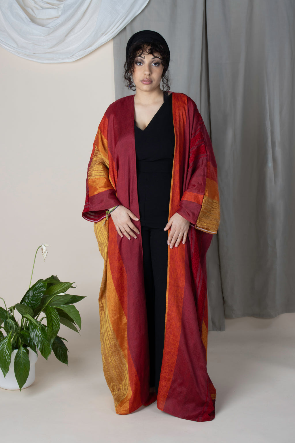 Kimono modeste en tissu en Fès, nuances rouges orangées, coupe farasha, opaque et léger, tissé main, fabrication française.