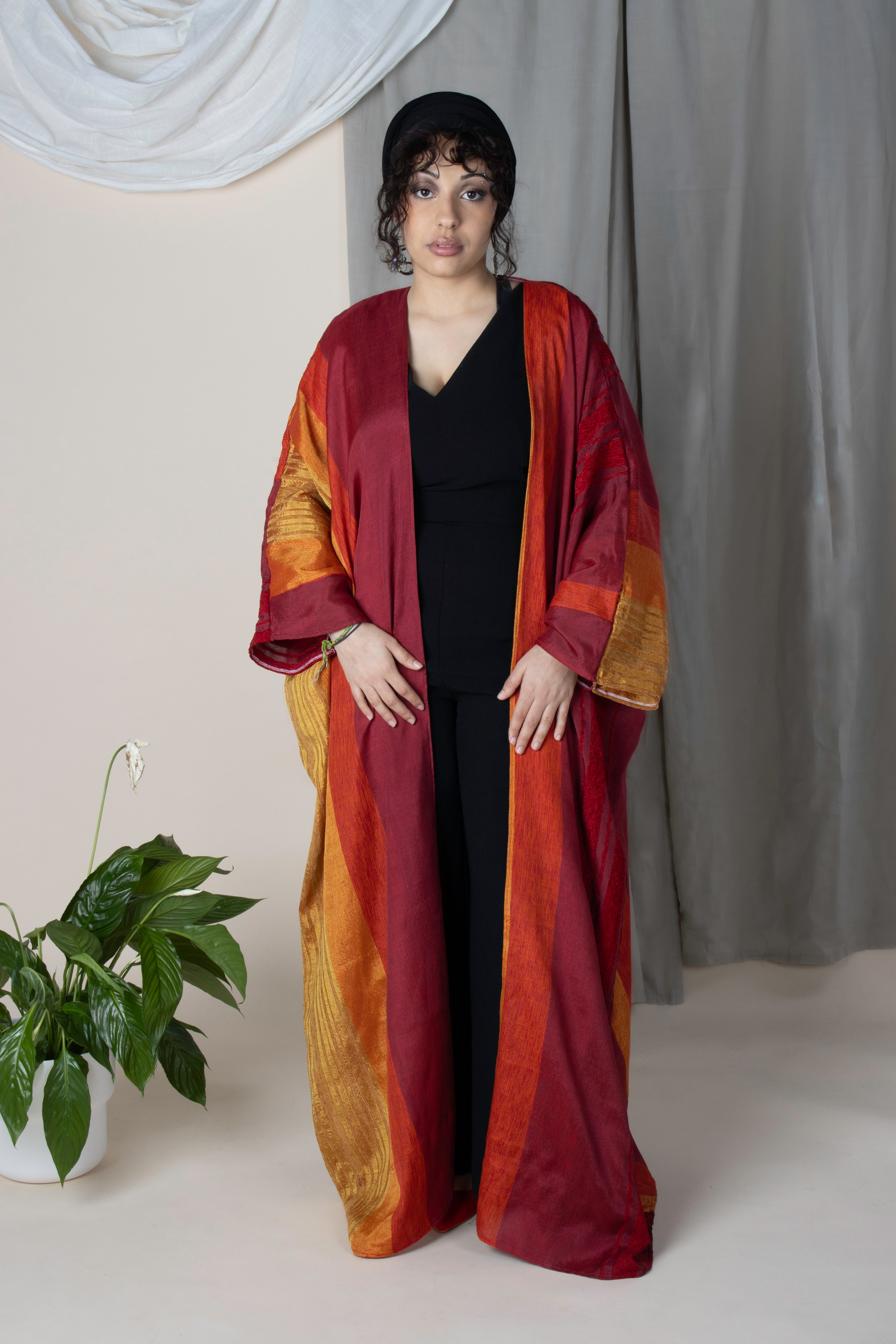 Kimono modeste en tissu en Fès, nuances rouges orangées, coupe farasha, opaque et léger, tissé main, fabrication française.