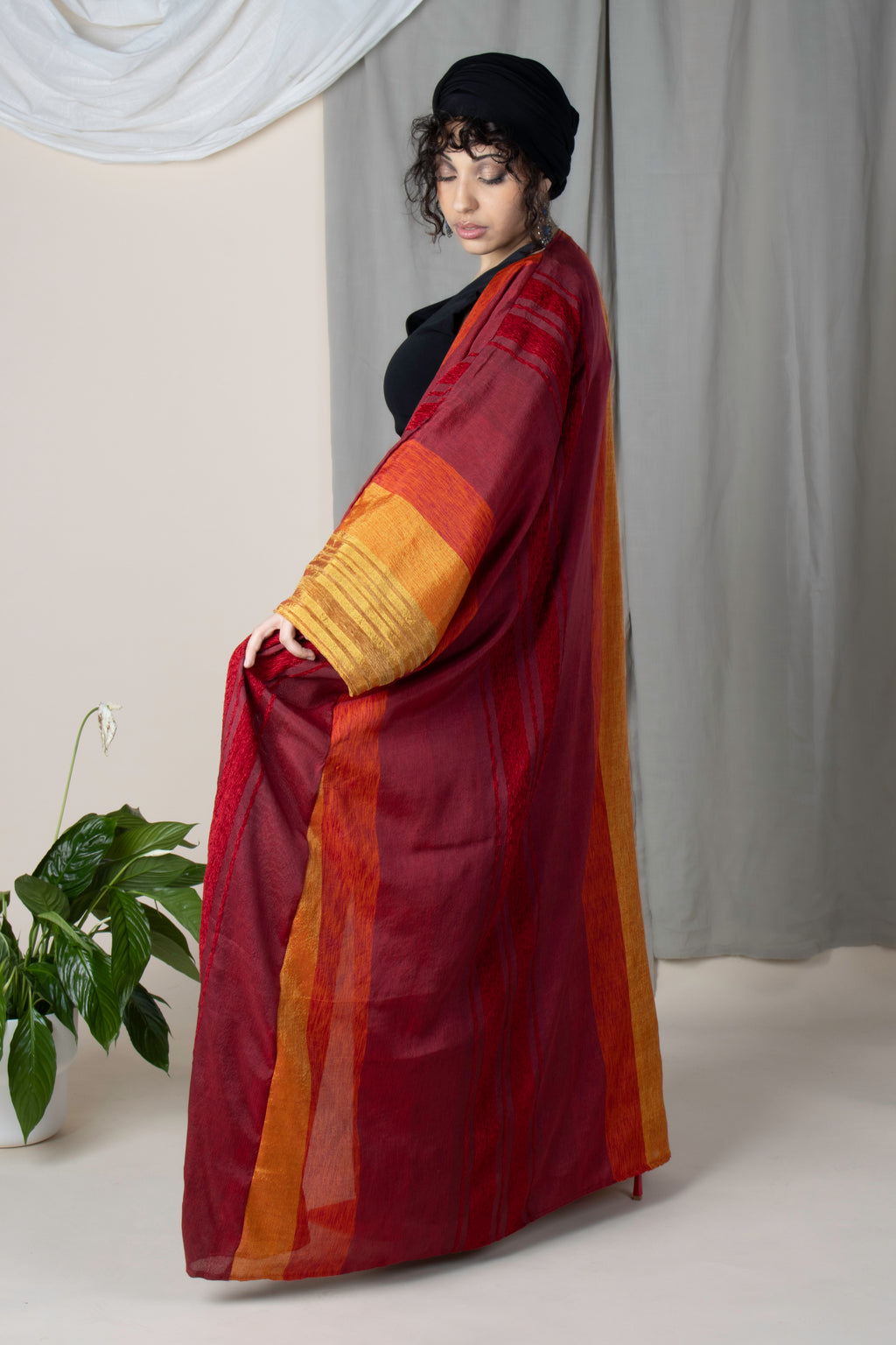 Kimono modeste en tissu en Fès, nuances rouges orangées, coupe farasha, opaque et léger, tissé main, fabrication française.