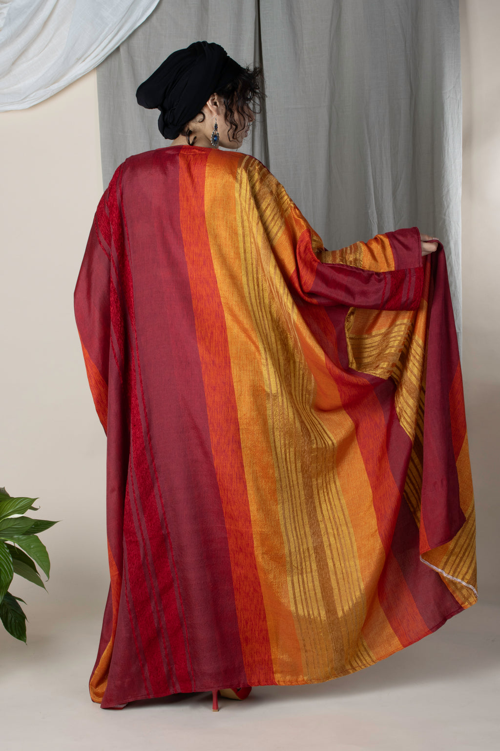 Kimono modeste en tissu en Fès, nuances rouges orangées, coupe farasha, opaque et léger, tissé main, fabrication française.