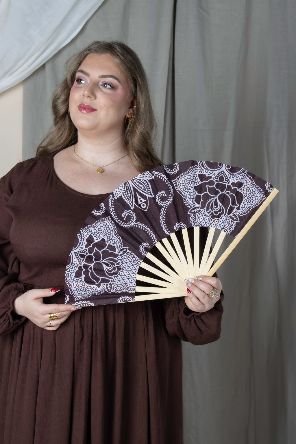 Éventail artisanal en bambou avec tissu comorien rigide coloré, fabrication française, accessoire d'été élégant et traditionnel.