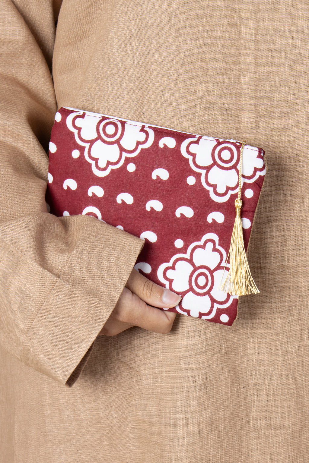 Pochette Rihla Pocket en jute et tissu comorien, accessoire artisanal coloré, modèle unique avec pompon, inspiration traditionnelle des Comores.