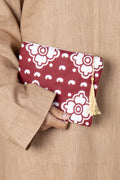 Pochette Rihla Pocket en jute et tissu comorien, accessoire artisanal coloré, modèle unique avec pompon, inspiration traditionnelle des Comores.