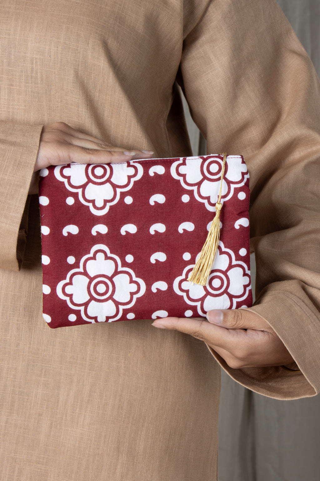 Pochette Rihla Pocket en jute et tissu comorien, accessoire artisanal coloré, modèle unique avec pompon, inspiration traditionnelle des Comores.