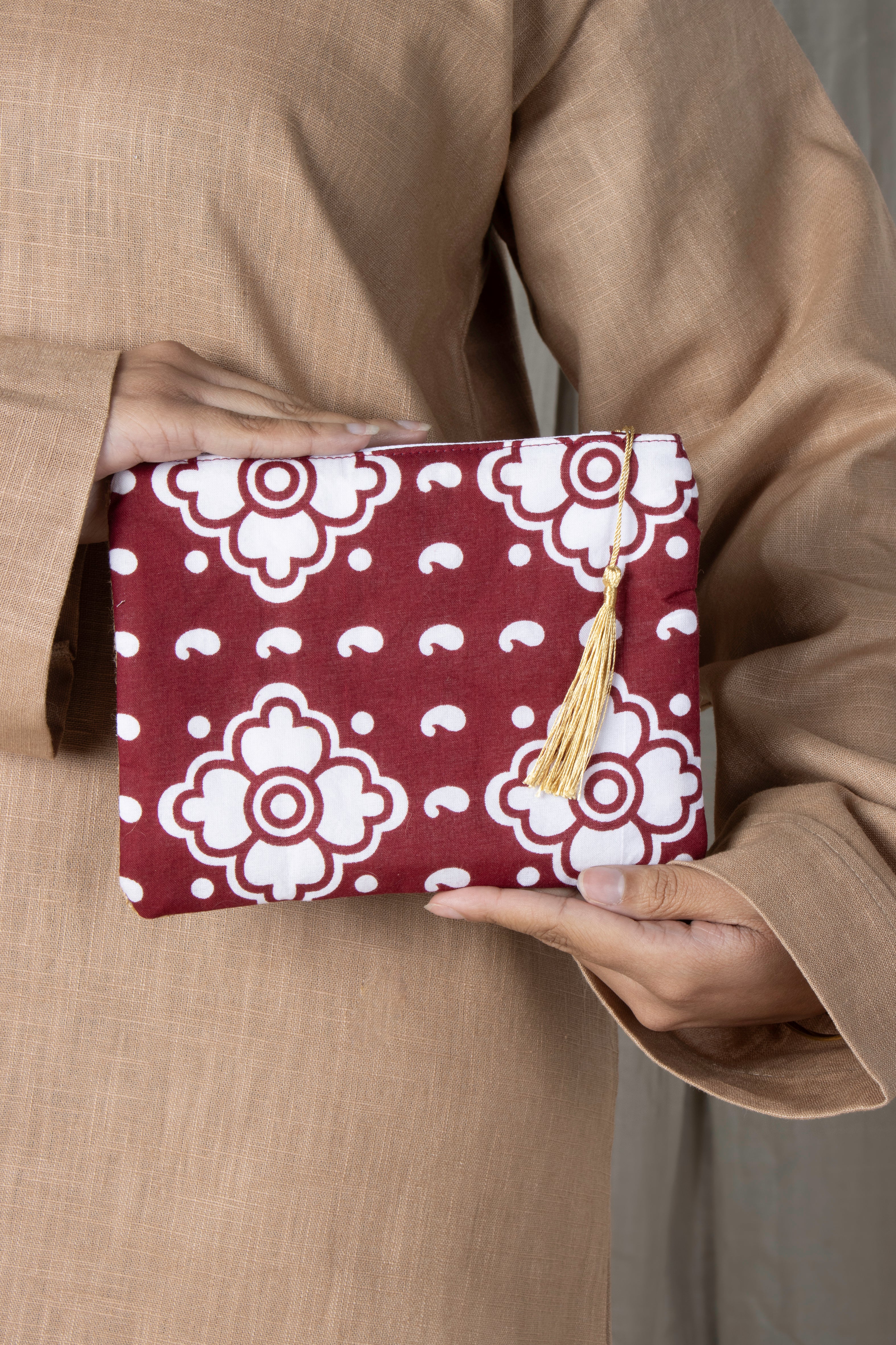 Pochette Rihla Pocket en jute et tissu comorien, accessoire artisanal coloré, modèle unique avec pompon, inspiration traditionnelle des Comores.