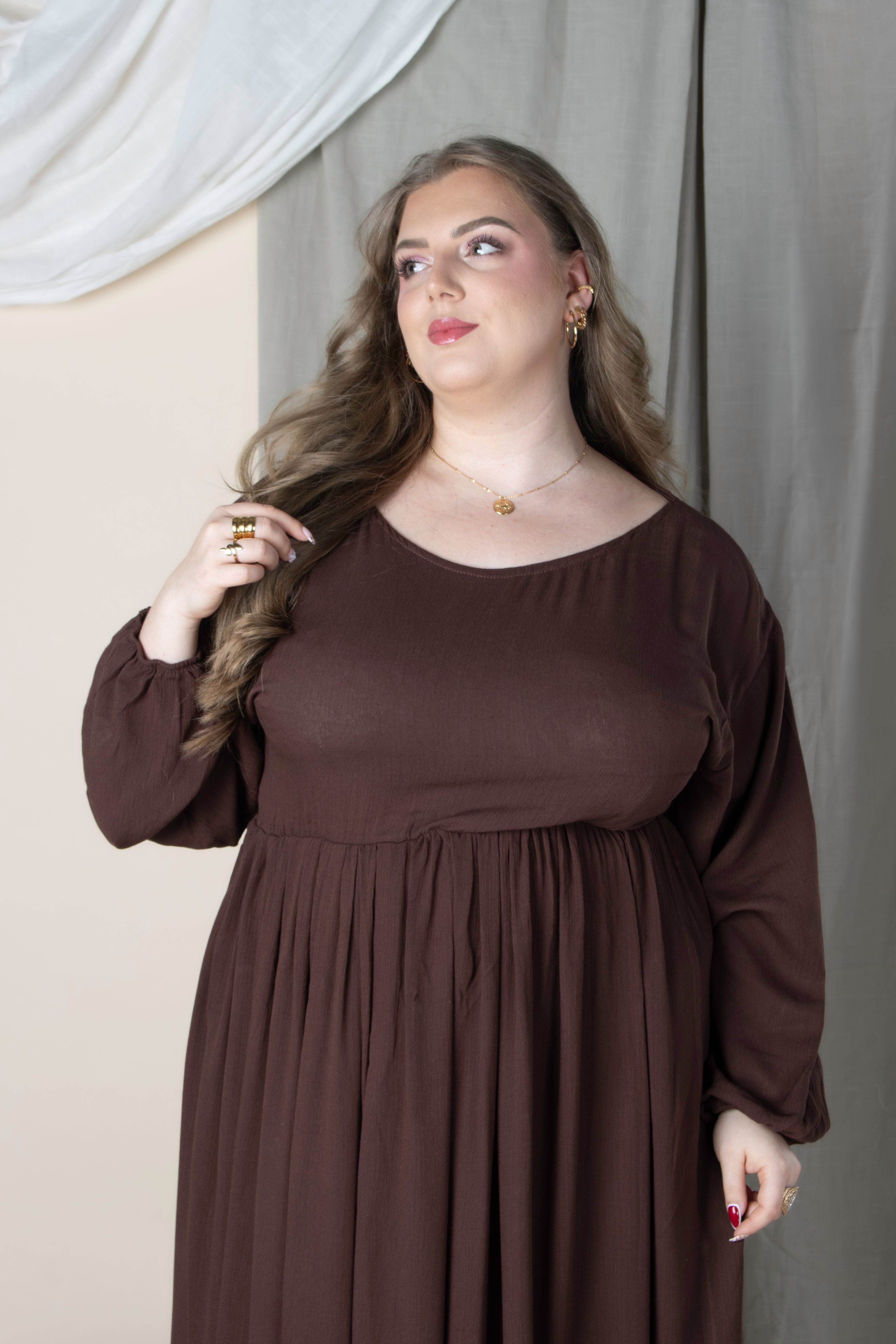 Robe longue marron Moya en crêpe fluide avec manches longues et taille élastiquée
