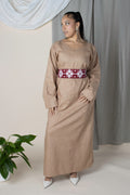 
Robe longue Sima en ramie lin avec ceinture réversible en tissu comorien – portée par une femme