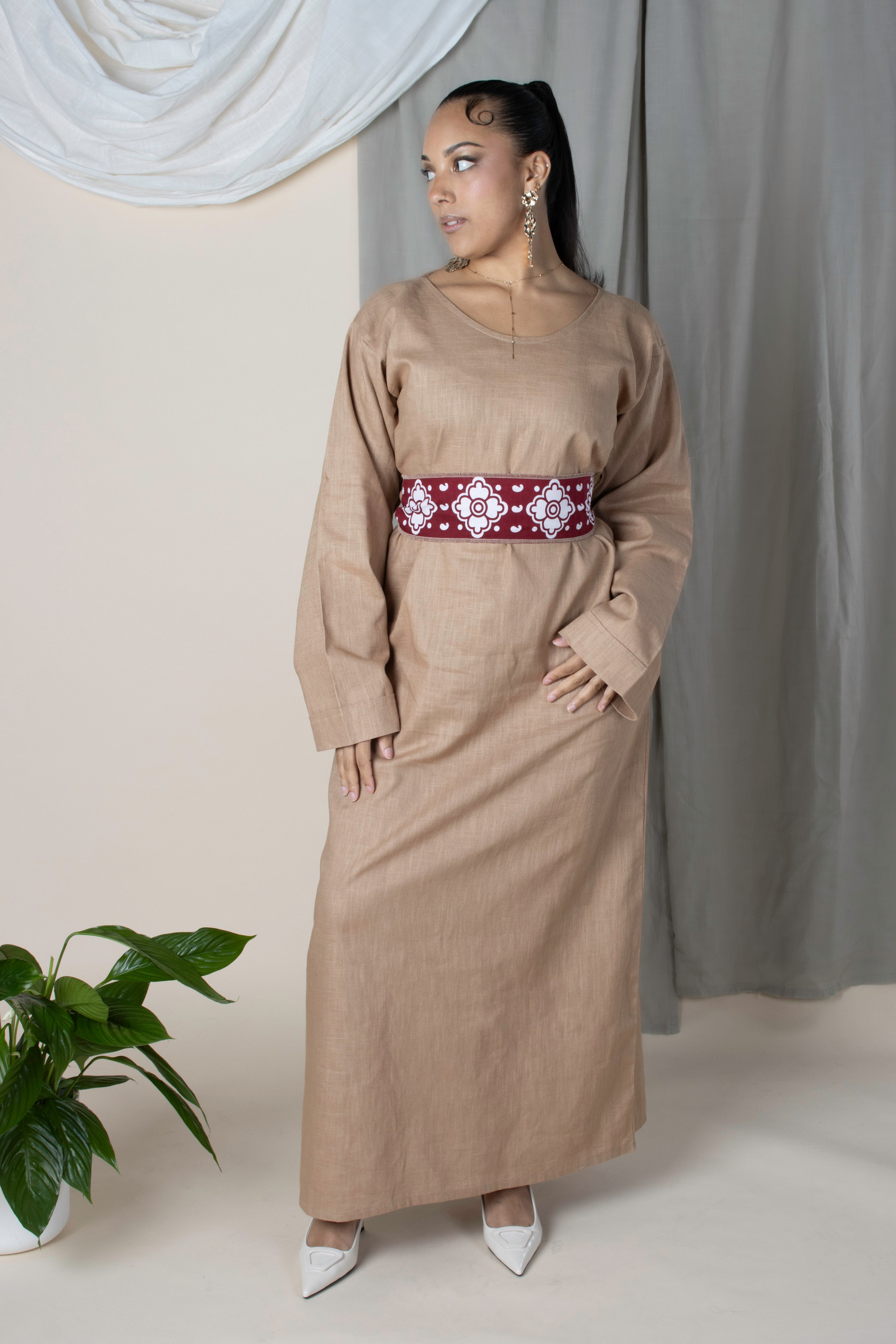 
Robe longue Sima en ramie lin avec ceinture réversible en tissu comorien – portée par une femme