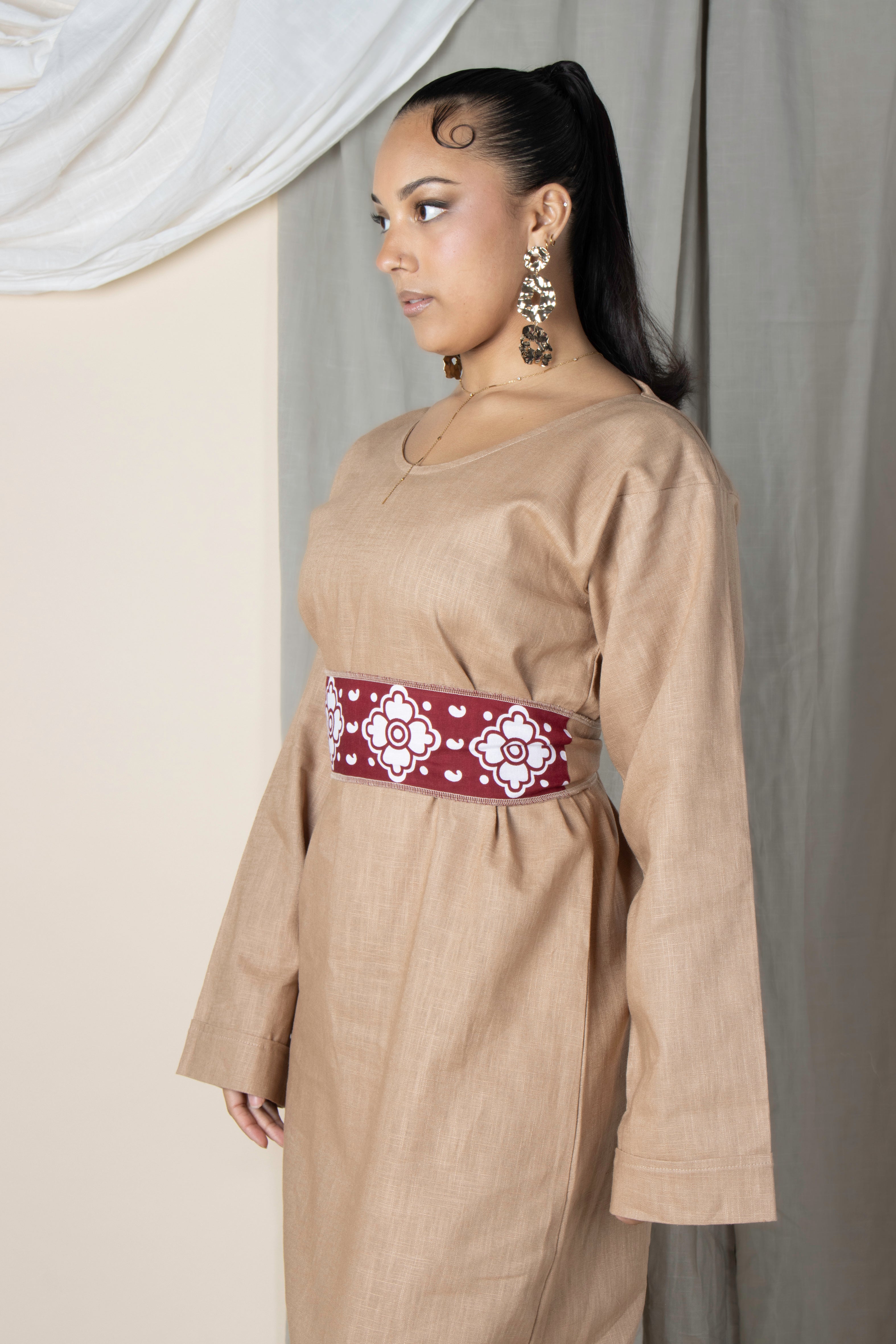 
Robe longue Sima en ramie lin avec ceinture réversible en tissu comorien – portée par une femme