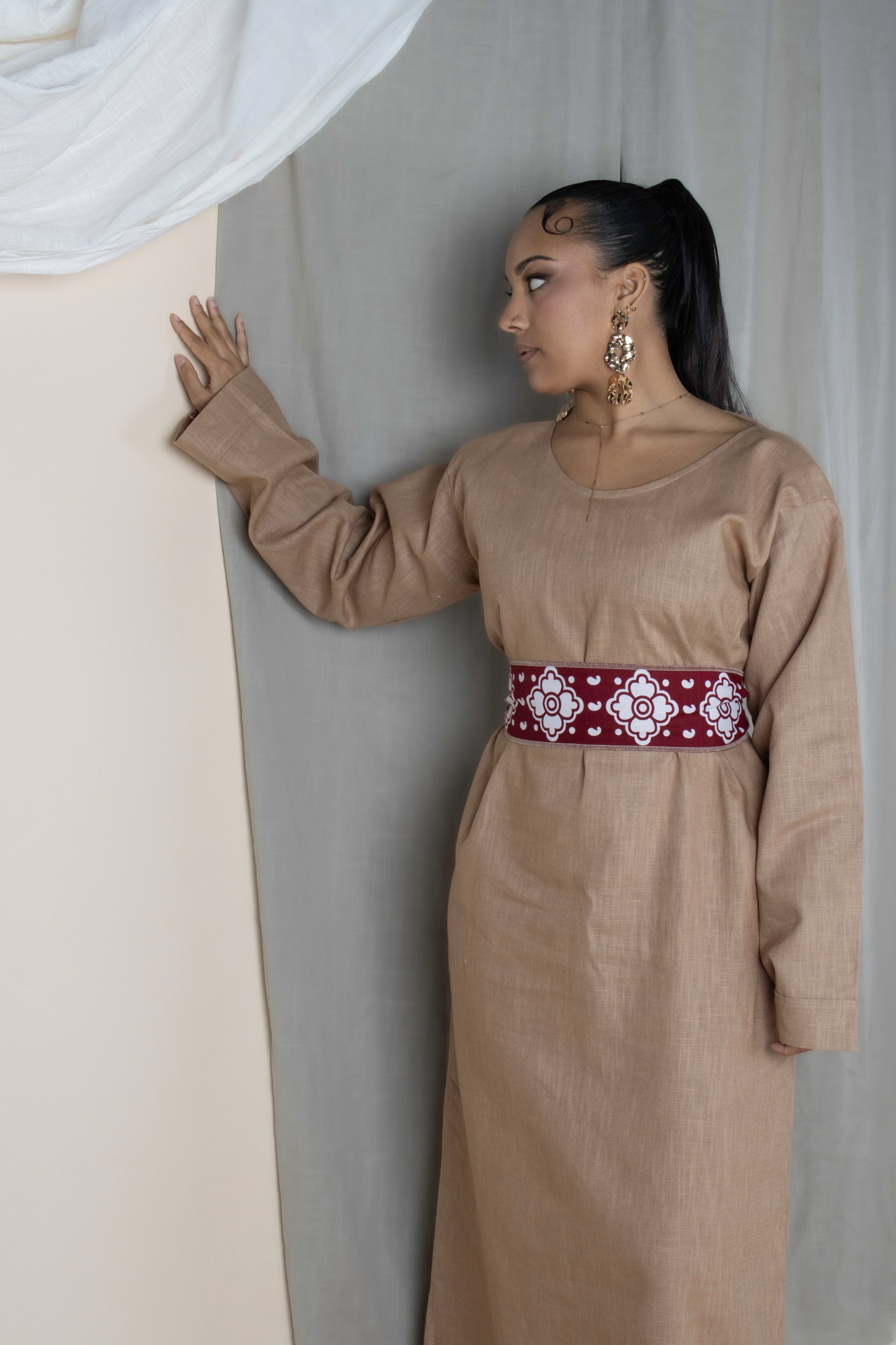 
Robe longue Sima en ramie lin avec ceinture réversible en tissu comorien – portée par une femme