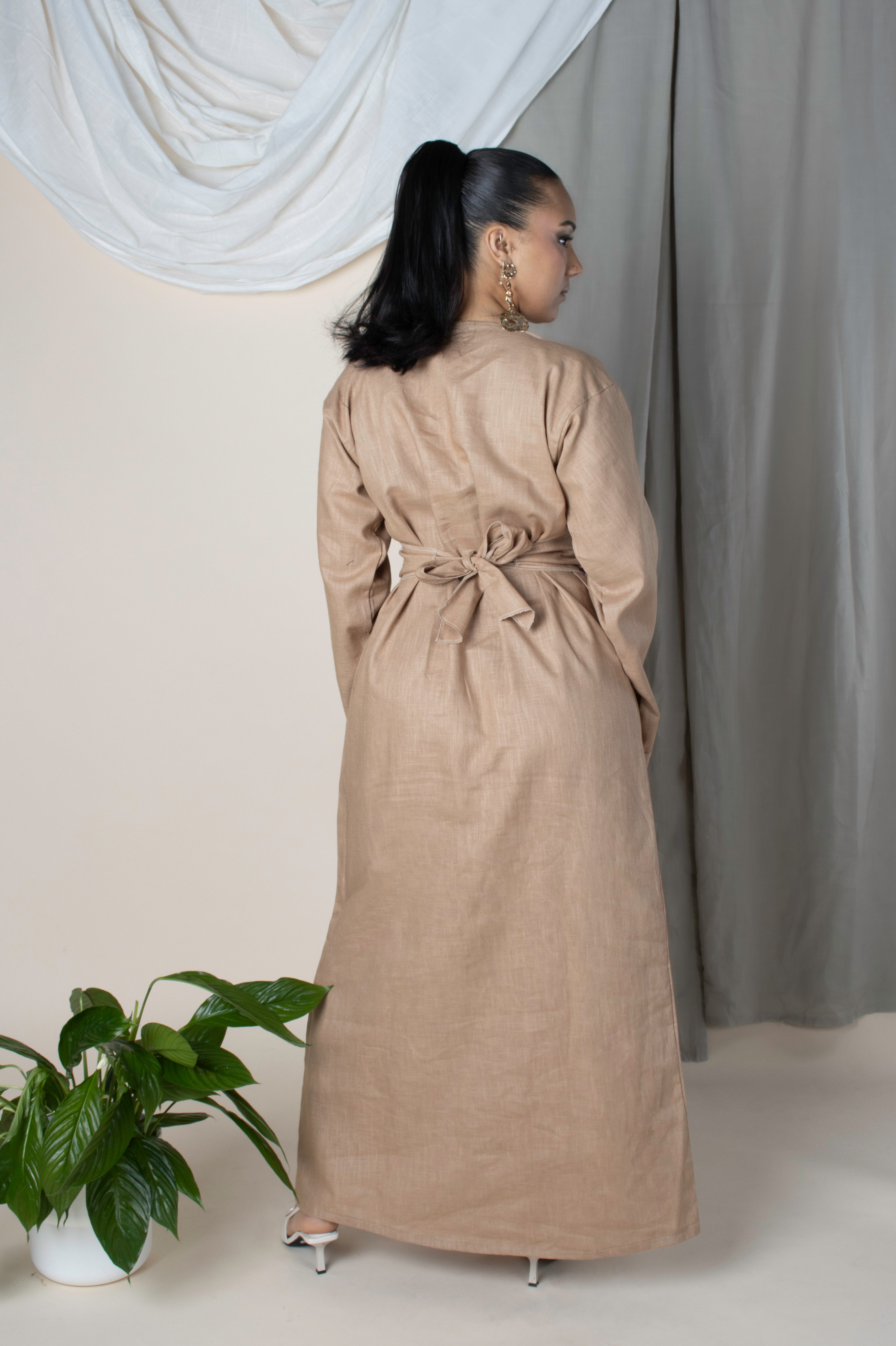 
Robe longue Sima en ramie lin avec ceinture réversible en tissu comorien – portée par une femme