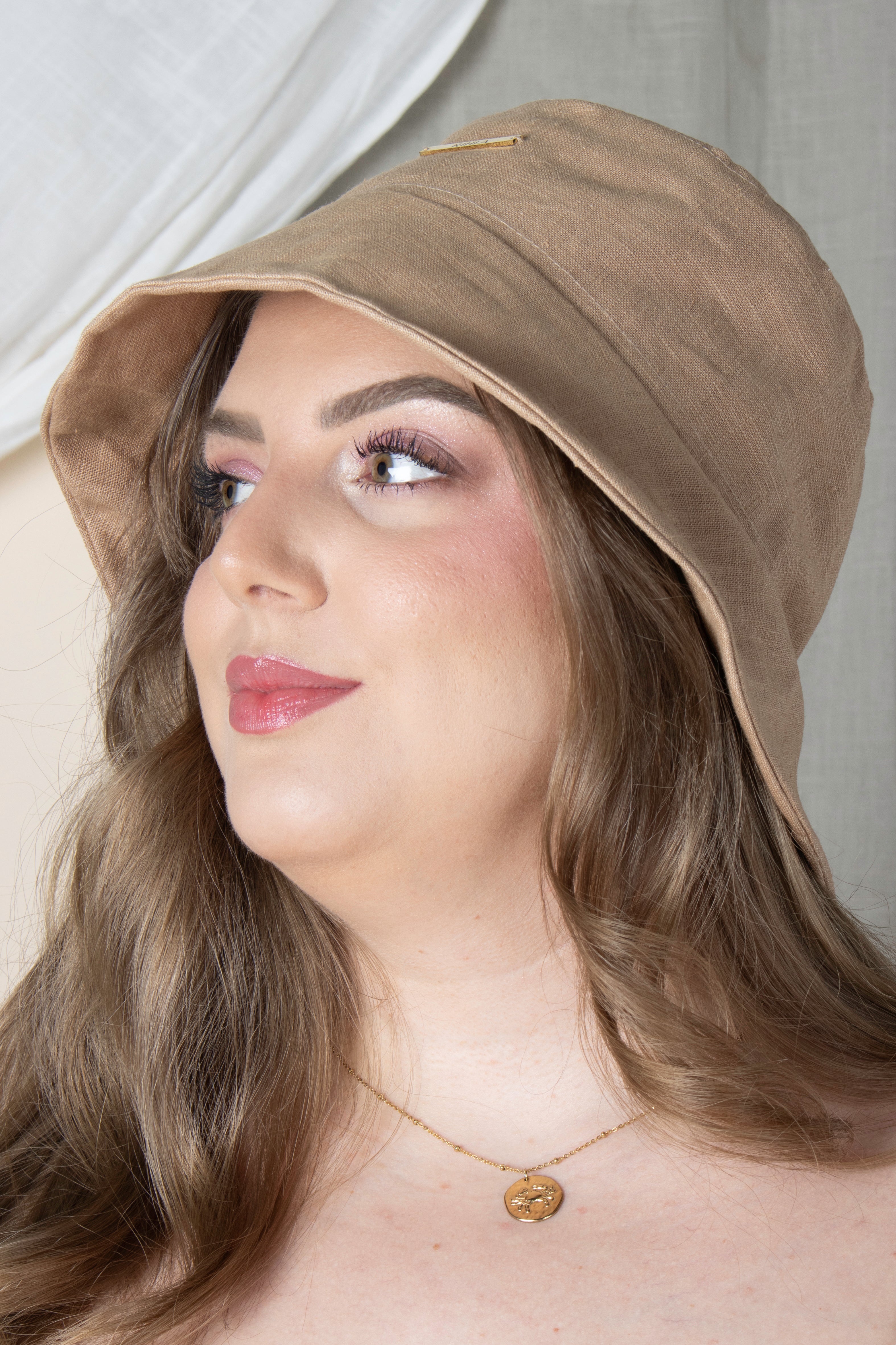 Chapeau bob en ramie lin beige Rihla, accessoire unisexe fabriqué en France, thermorégulateur, avec plaque gravée signature.