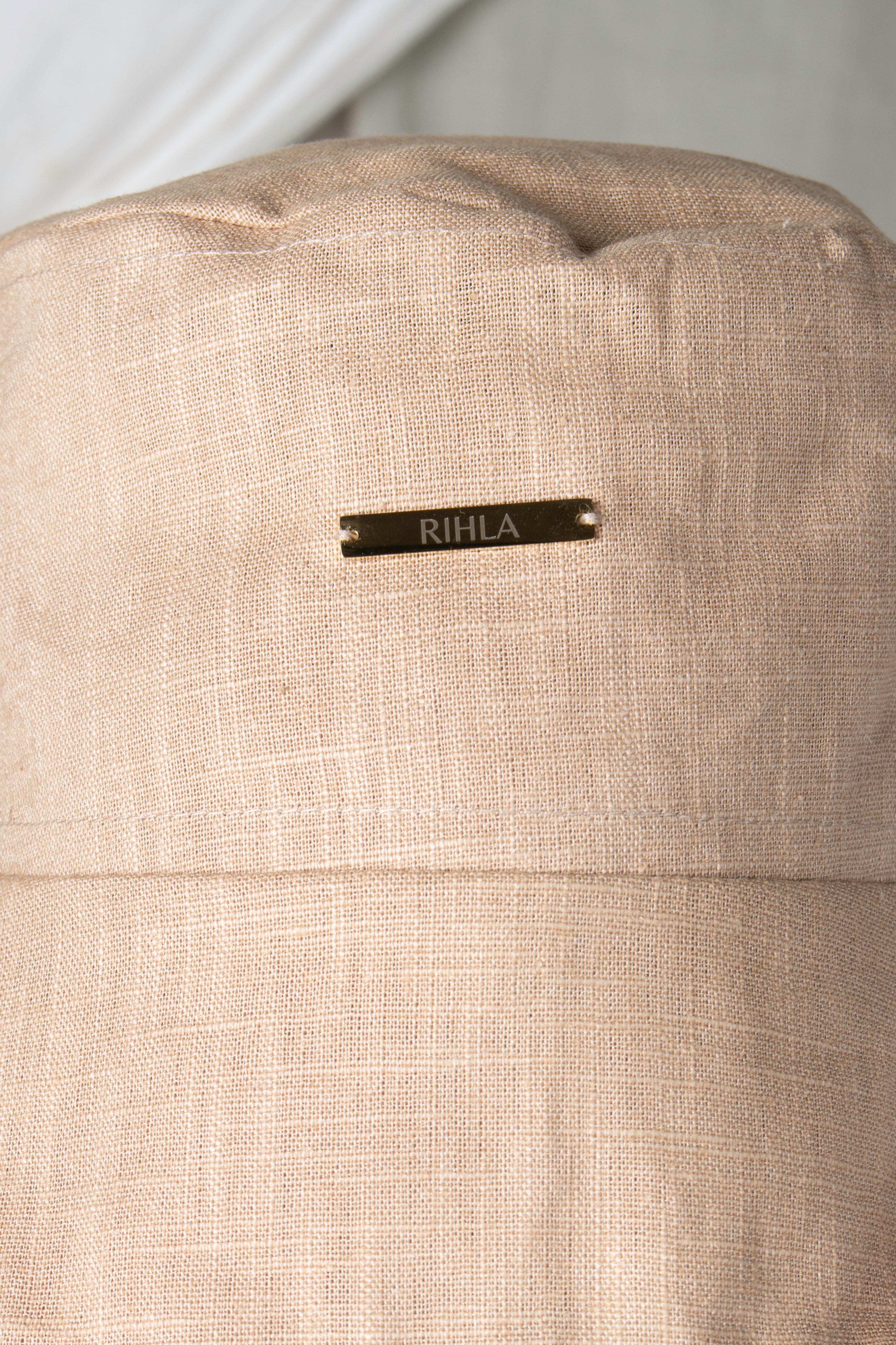 Chapeau bob en ramie lin beige Rihla, accessoire unisexe fabriqué en France, thermorégulateur, avec plaque gravée signature.