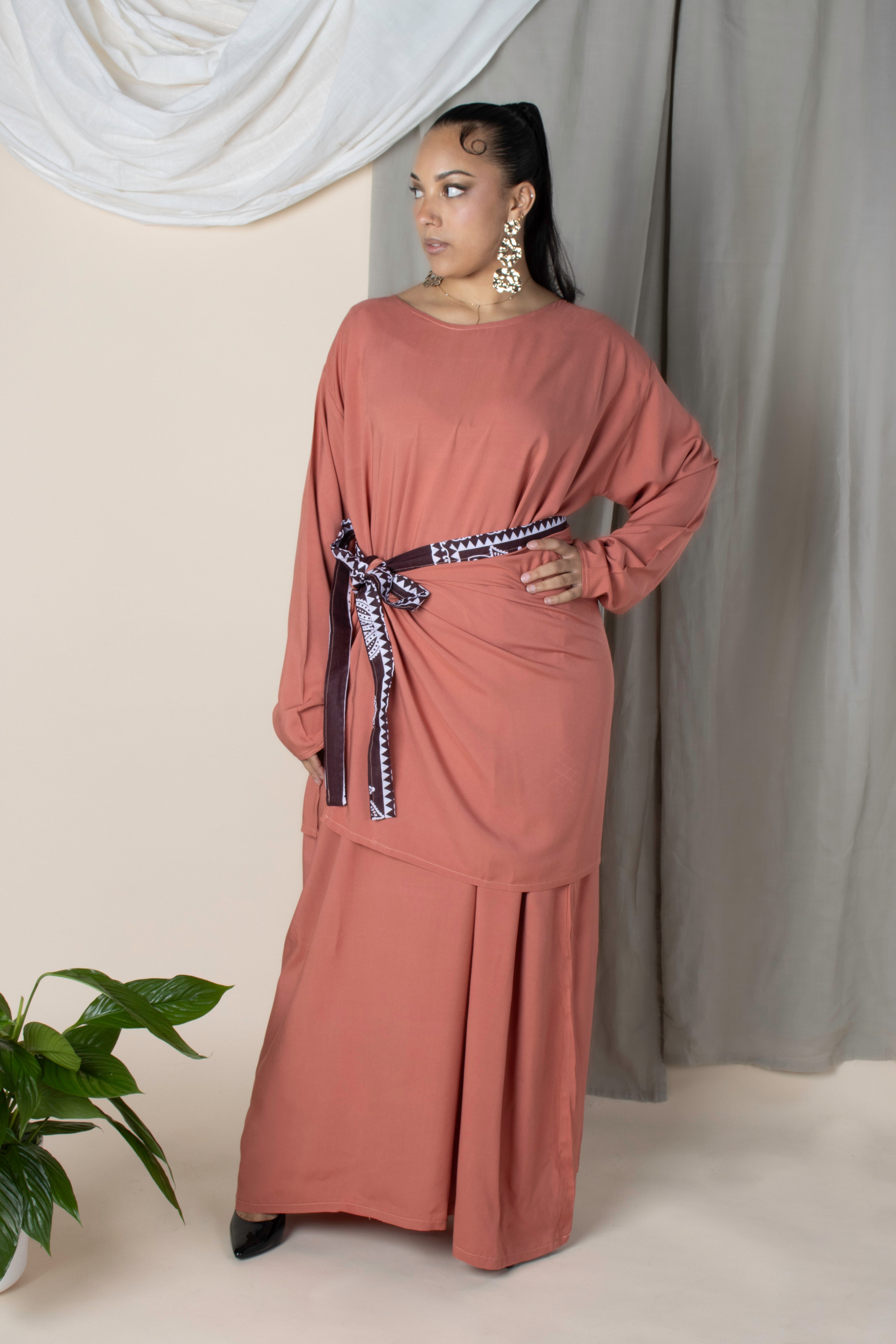 Set Domoni composé d’une robe longue fluide et d’une jupette à nouer avec ceinture en tissu comorien