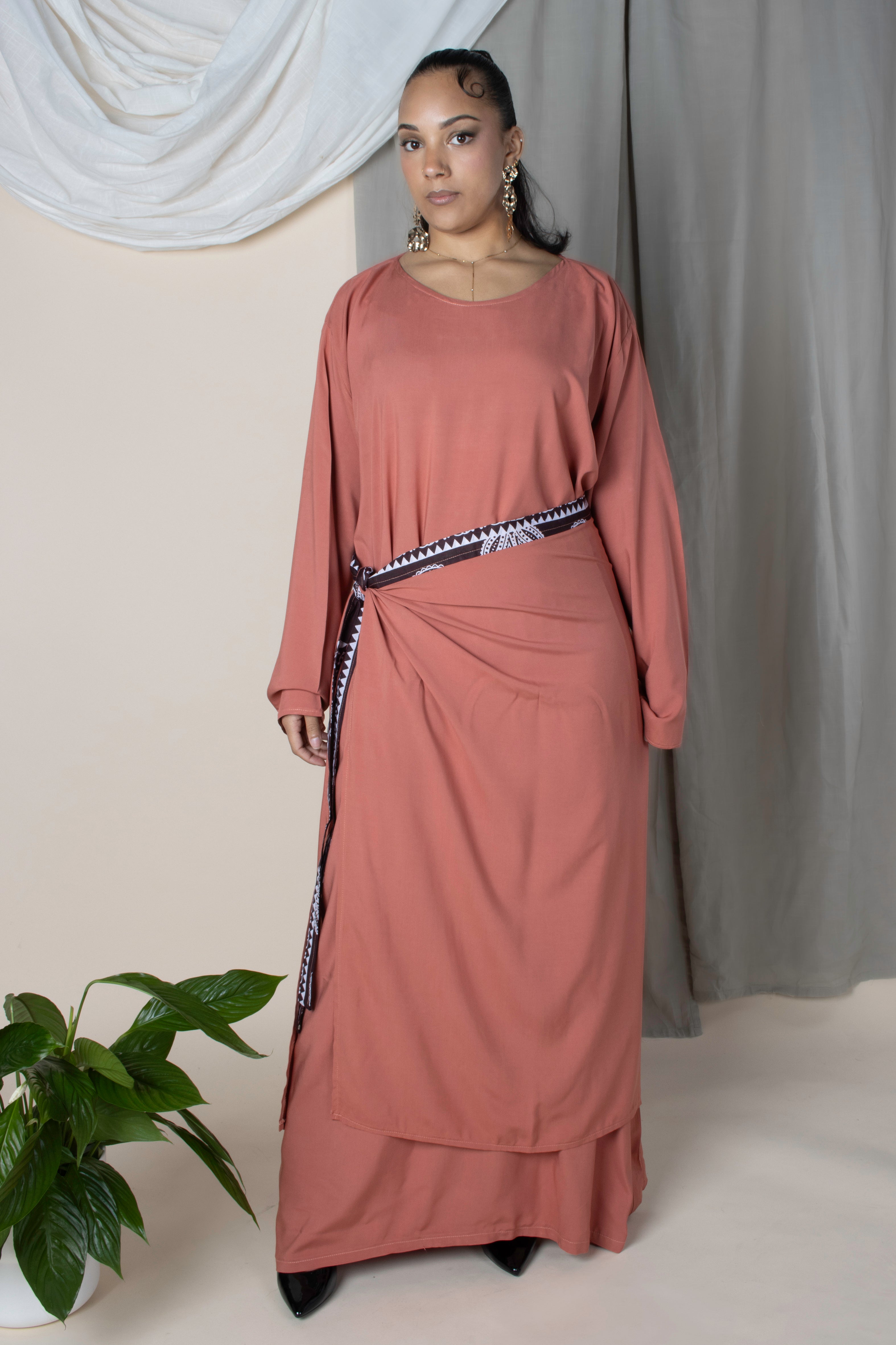 Set Domoni composé d’une robe longue fluide et d’une jupette à nouer avec ceinture en tissu comorien