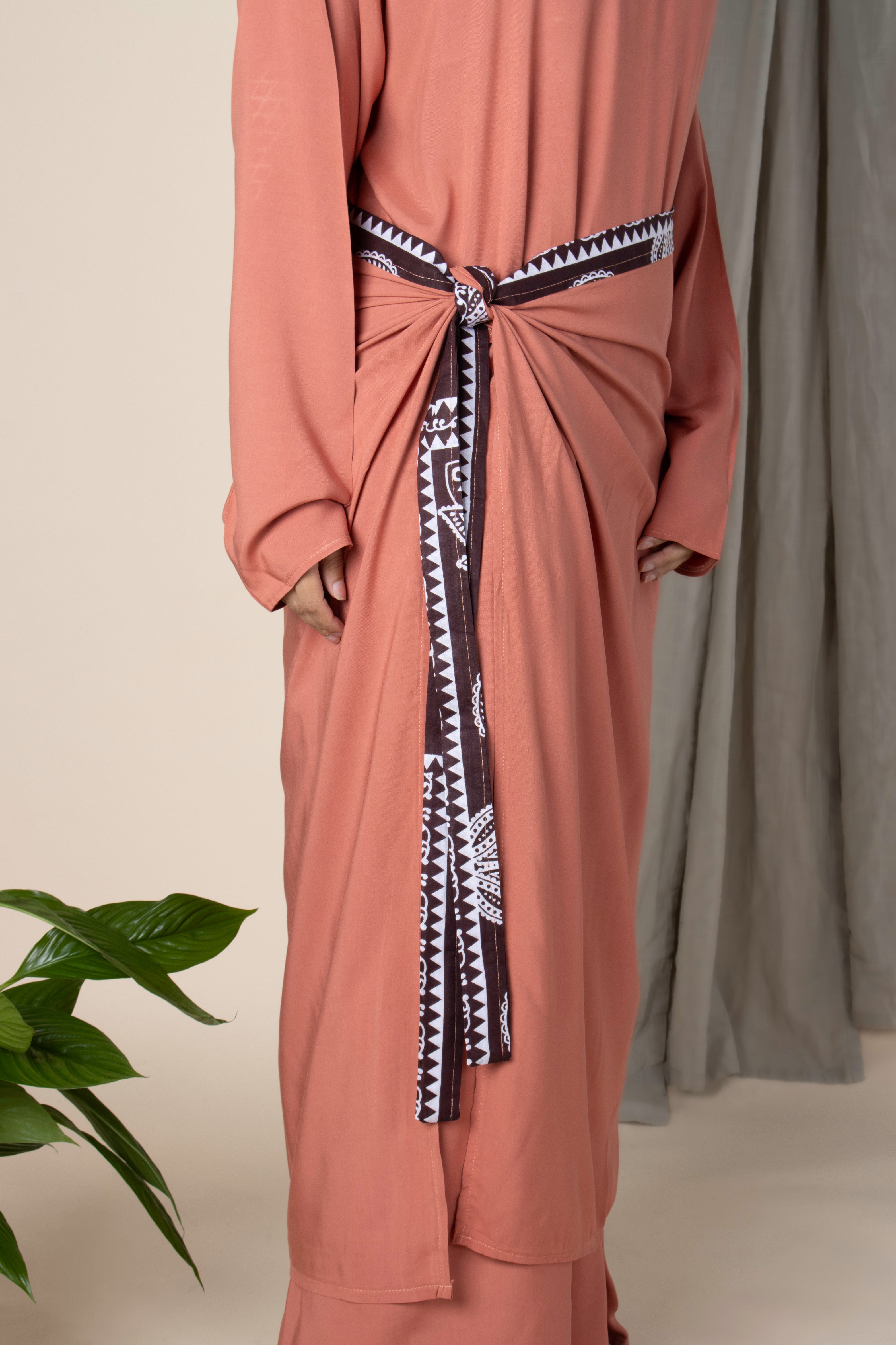 Set Domoni composé d’une robe longue fluide et d’une jupette à nouer avec ceinture en tissu comorien