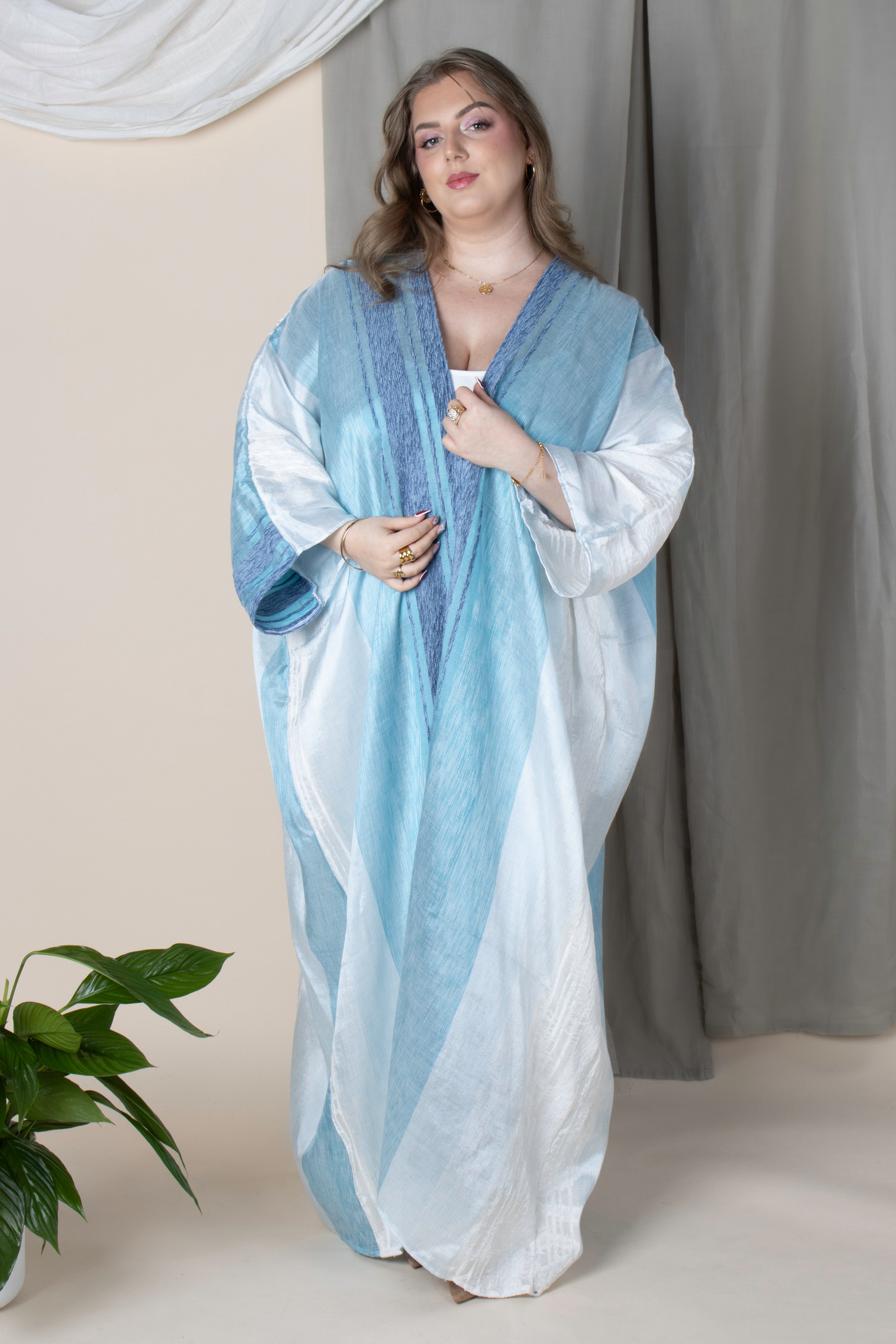 Kimono modeste Fès bleu et blanc, tissu tissé main, coupe farasha fluide, léger et élégant, made in France.